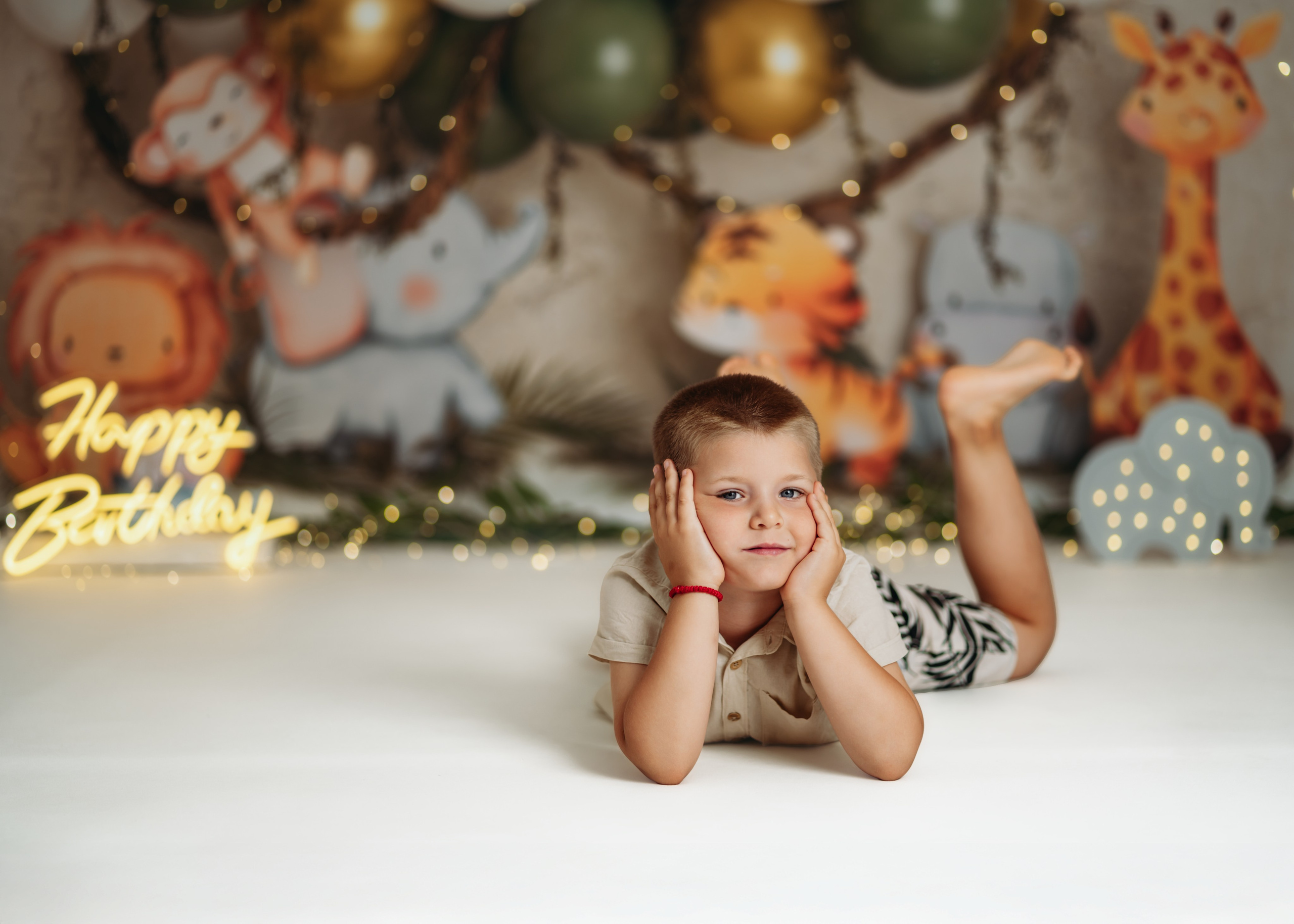 Fotografisanje bebe sa tortom u džungla dekoraciji i lampicama – Beograd