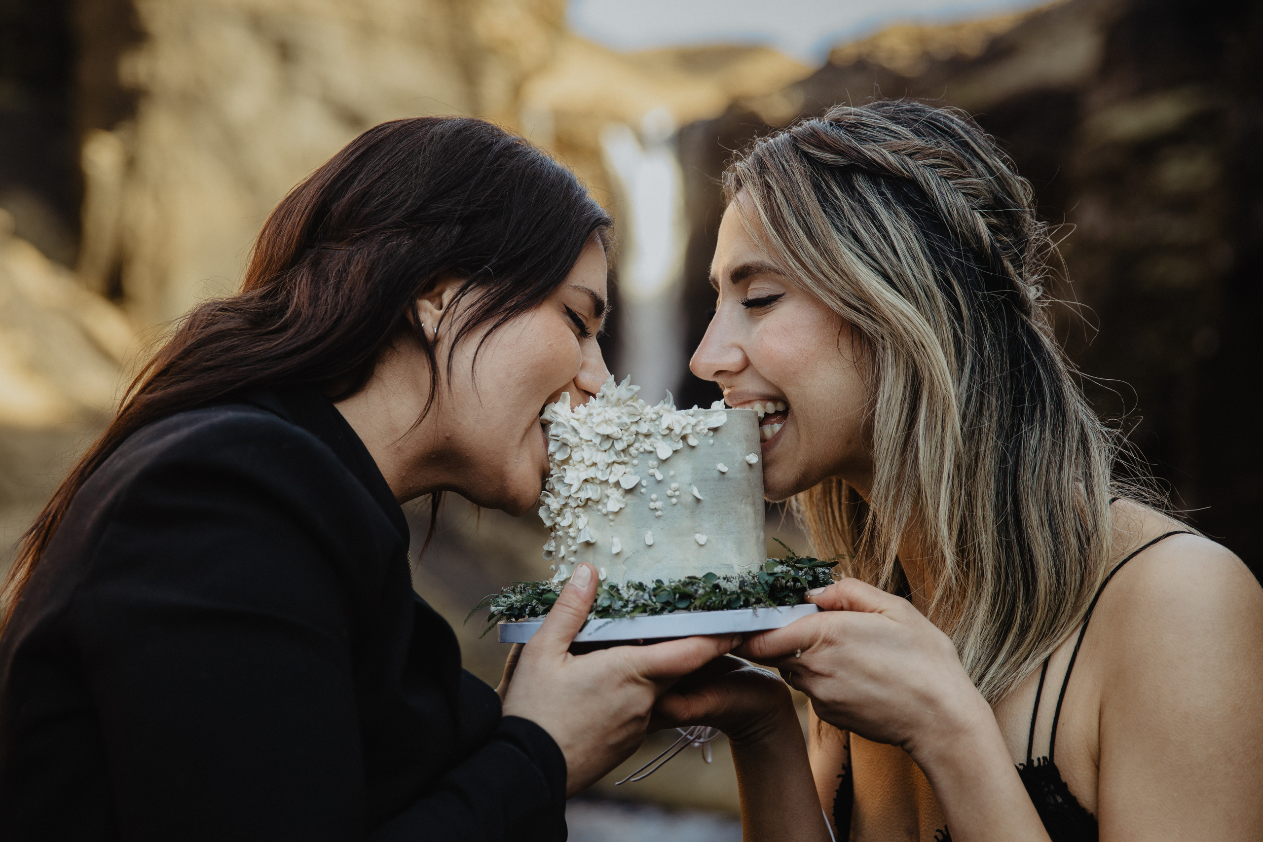 Sunrise elopement at black sand beach in Iceland. Iceland elopement photographer & videographer