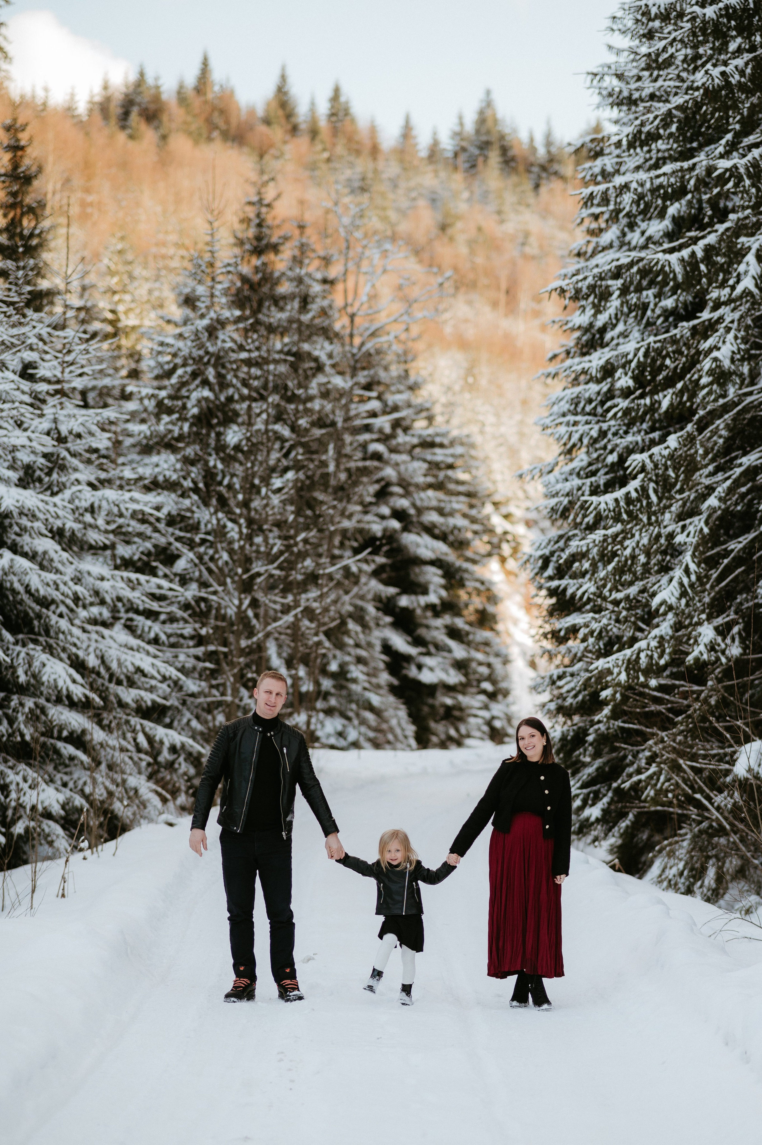 Ședință Foto de Familie la Munte – Fotografii de Iarnă în Lupcina. Valentin Melen - fotograf de nunta 🤍