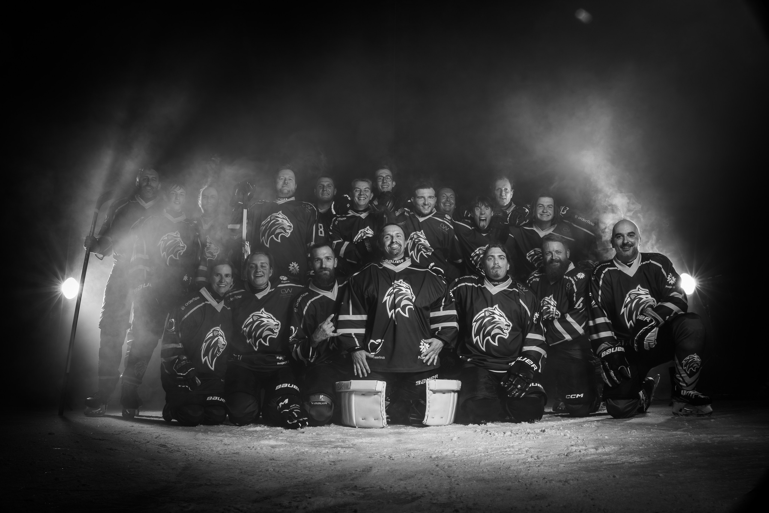 Zwart Wit teamfoto ijshockeyspelers met donkere achtergrond en lichteffecten