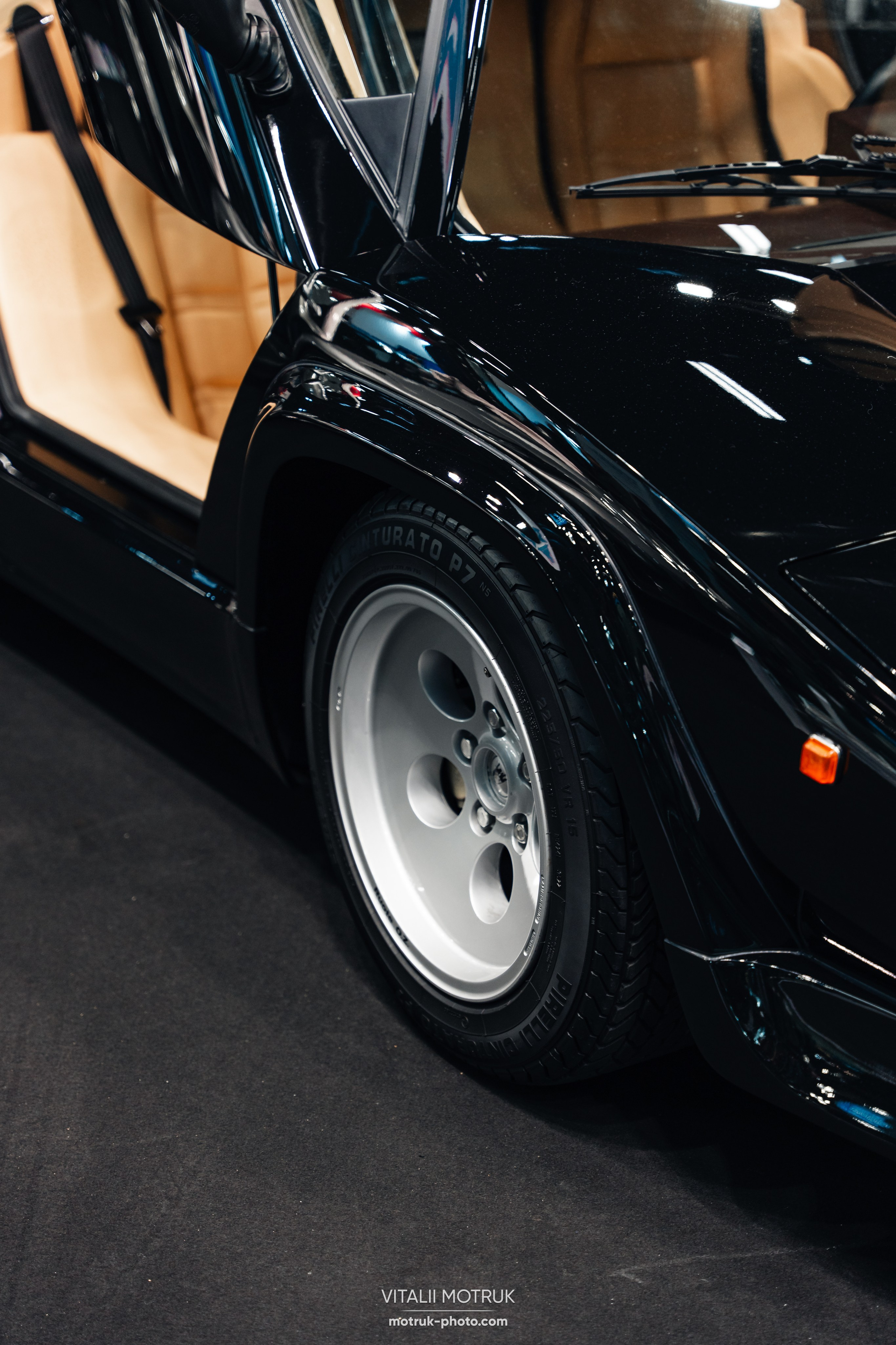 Retromobile-2024. Photographe de voitures à Paris — Vitalii Motruk