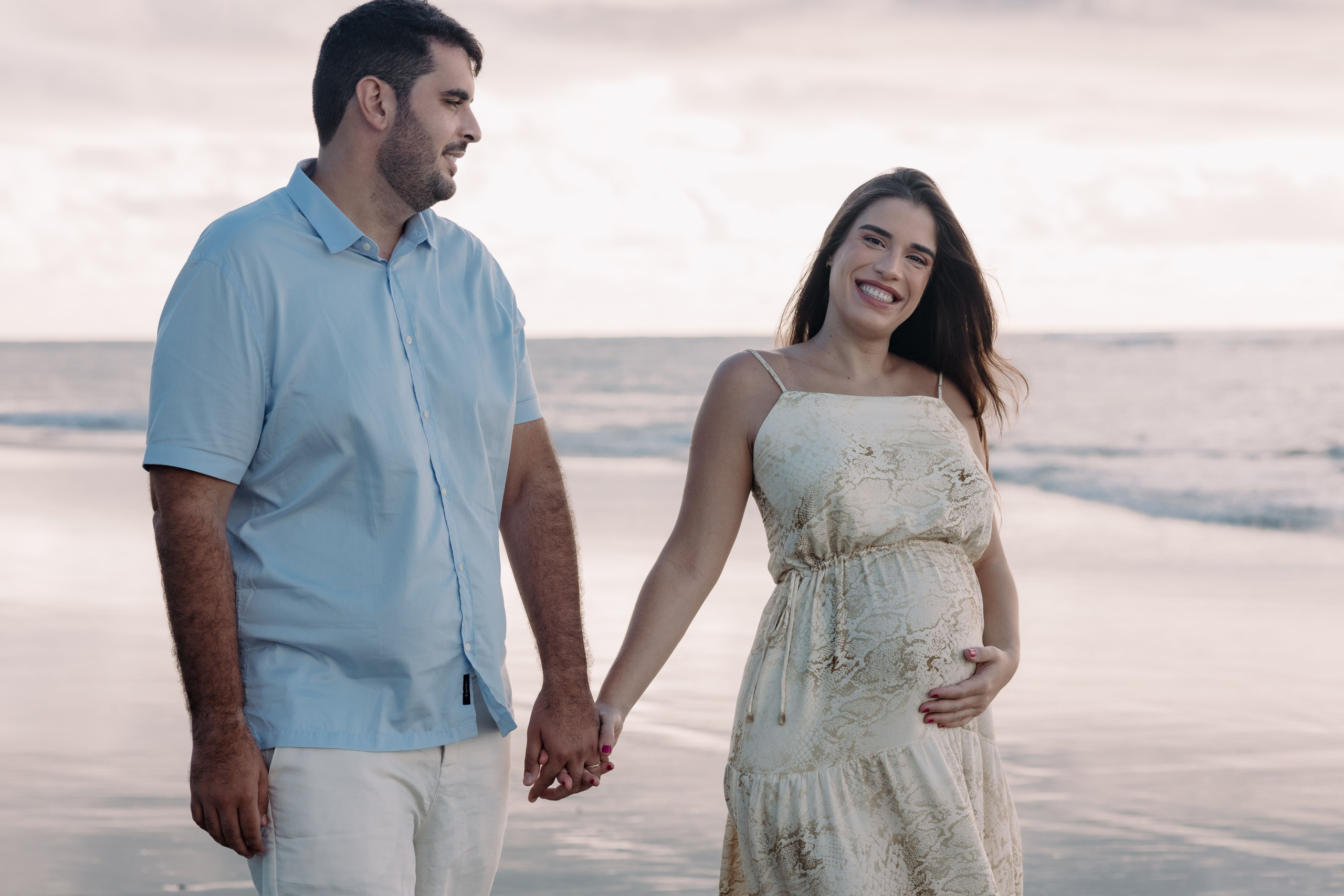 Ensaio gestante com casal em clima leve