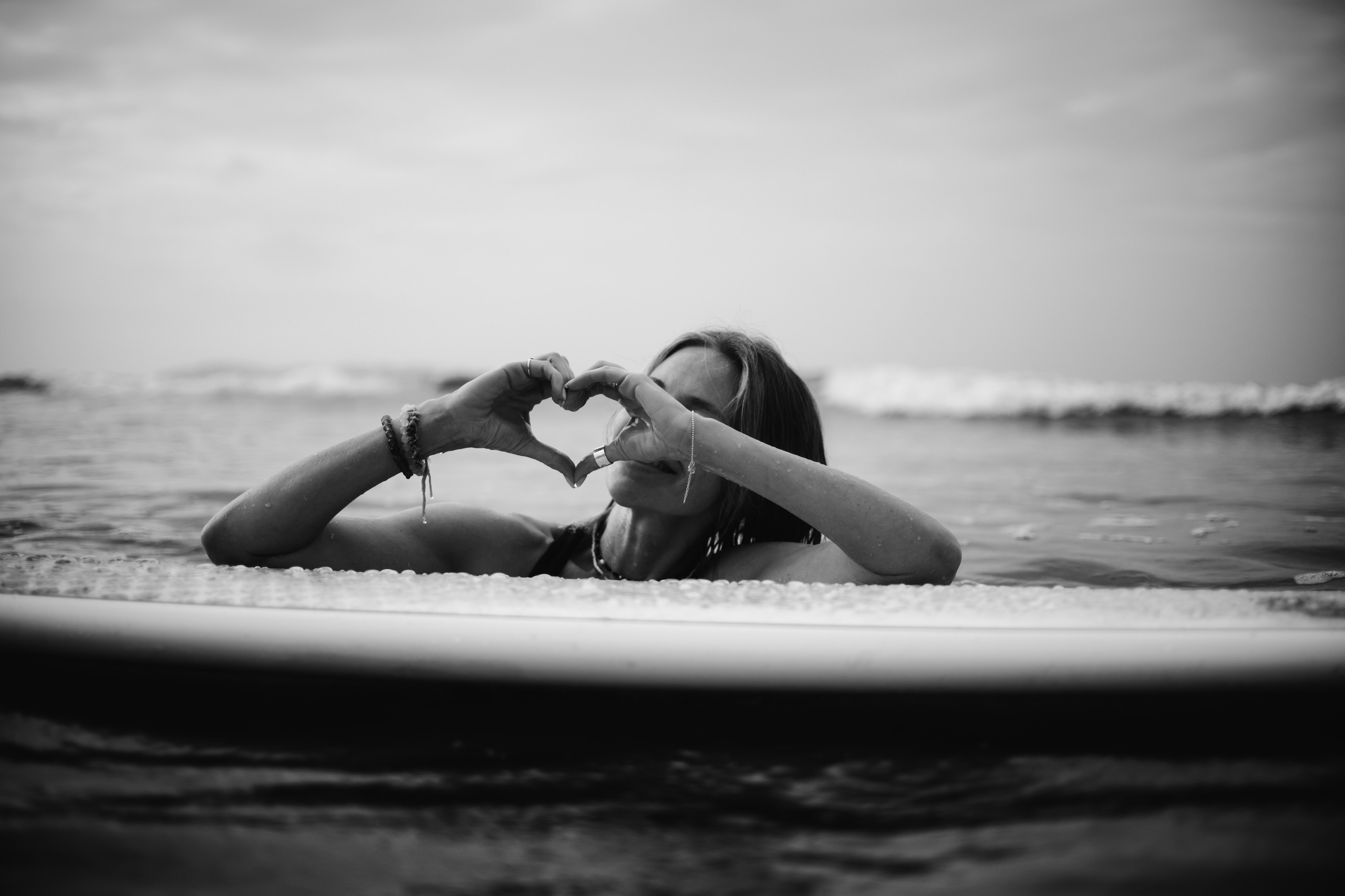 Photoshoot with a surfboard | BW