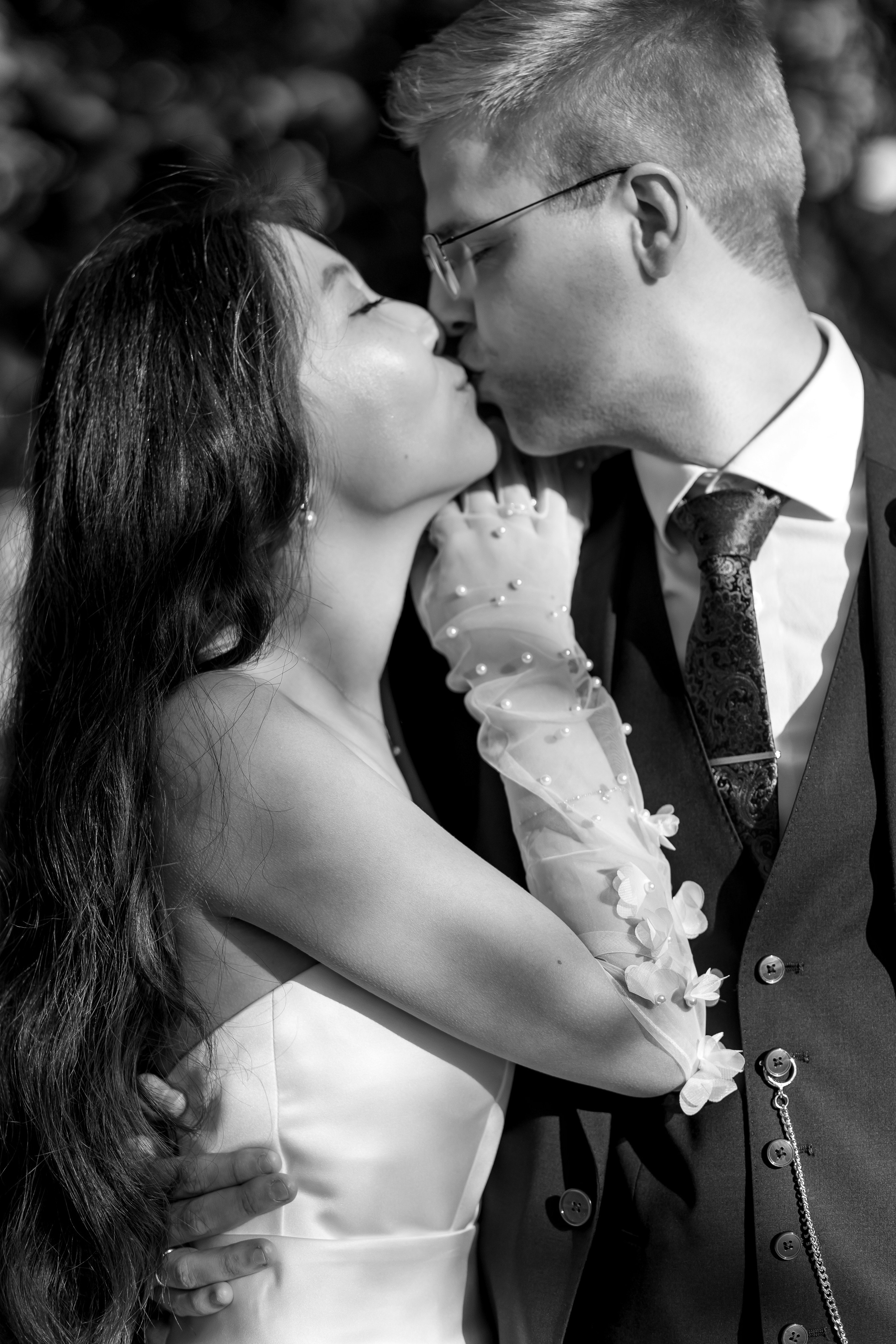 Eine intime Feier vor der großen Hochzeit: Solongo und Victor im Standesamt Spandau. Hochzeitsfotografie in Berlin Nataliia Schütze