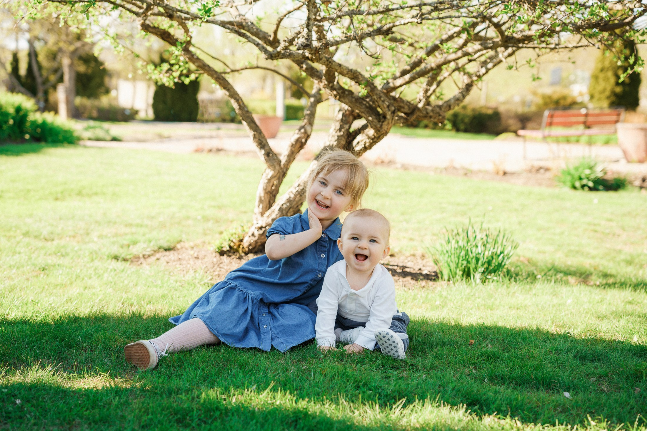 Lapsi- ja perhekuvaus aurinkoisena päivänä Espoossa