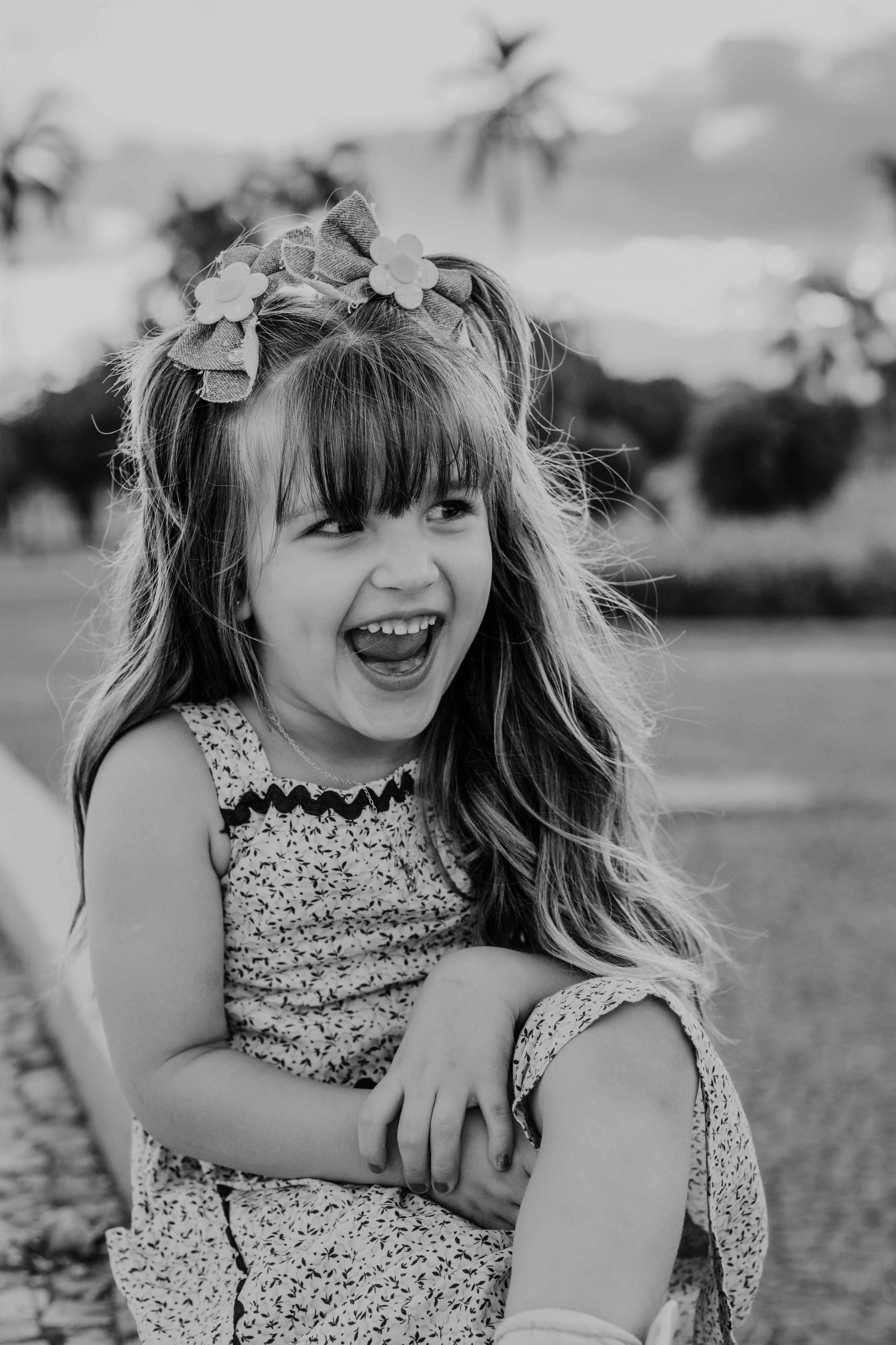 Criança se divertindo durante ensaio fotográfico