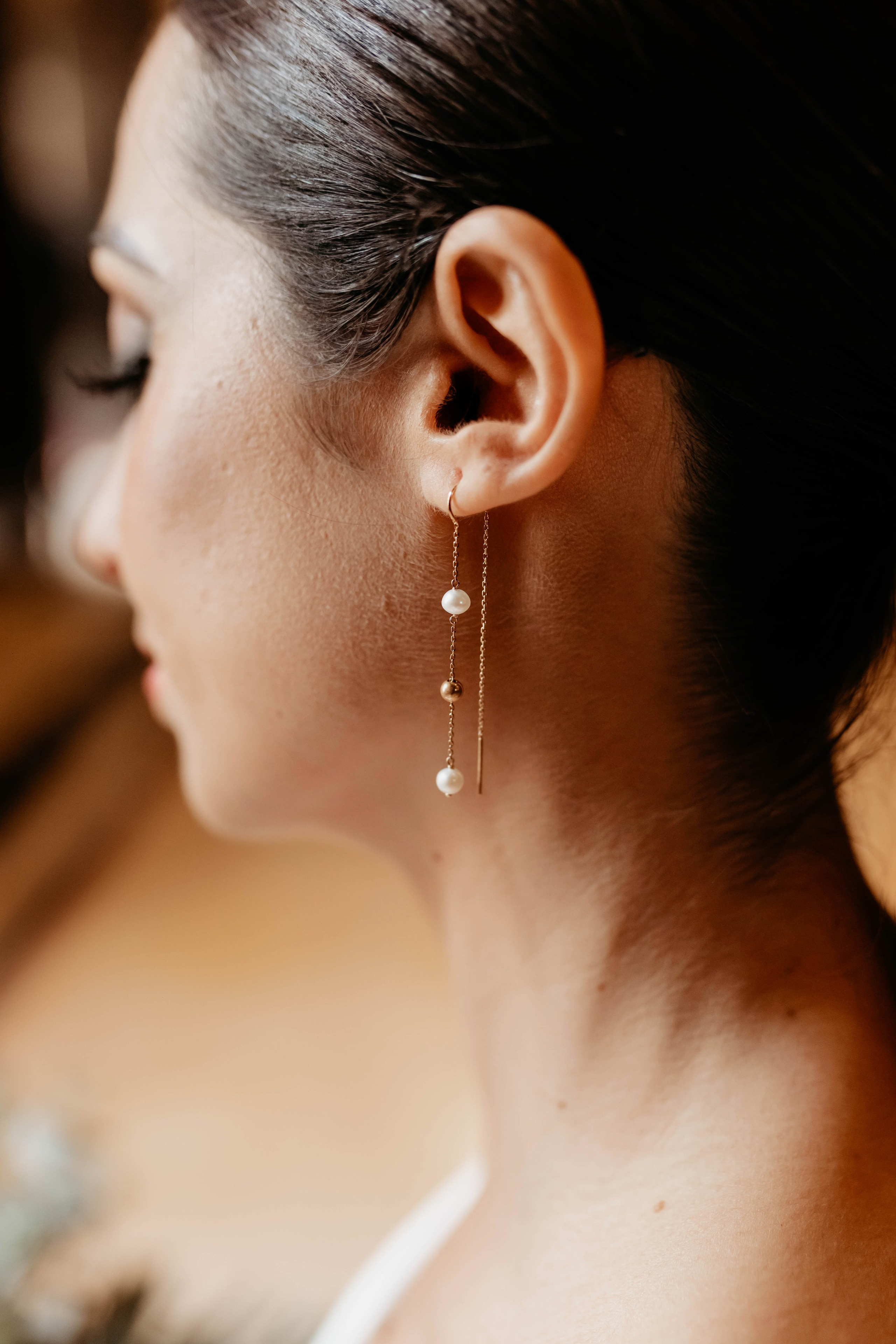 Detalle de pendientes de novia durante los preparativos de boda