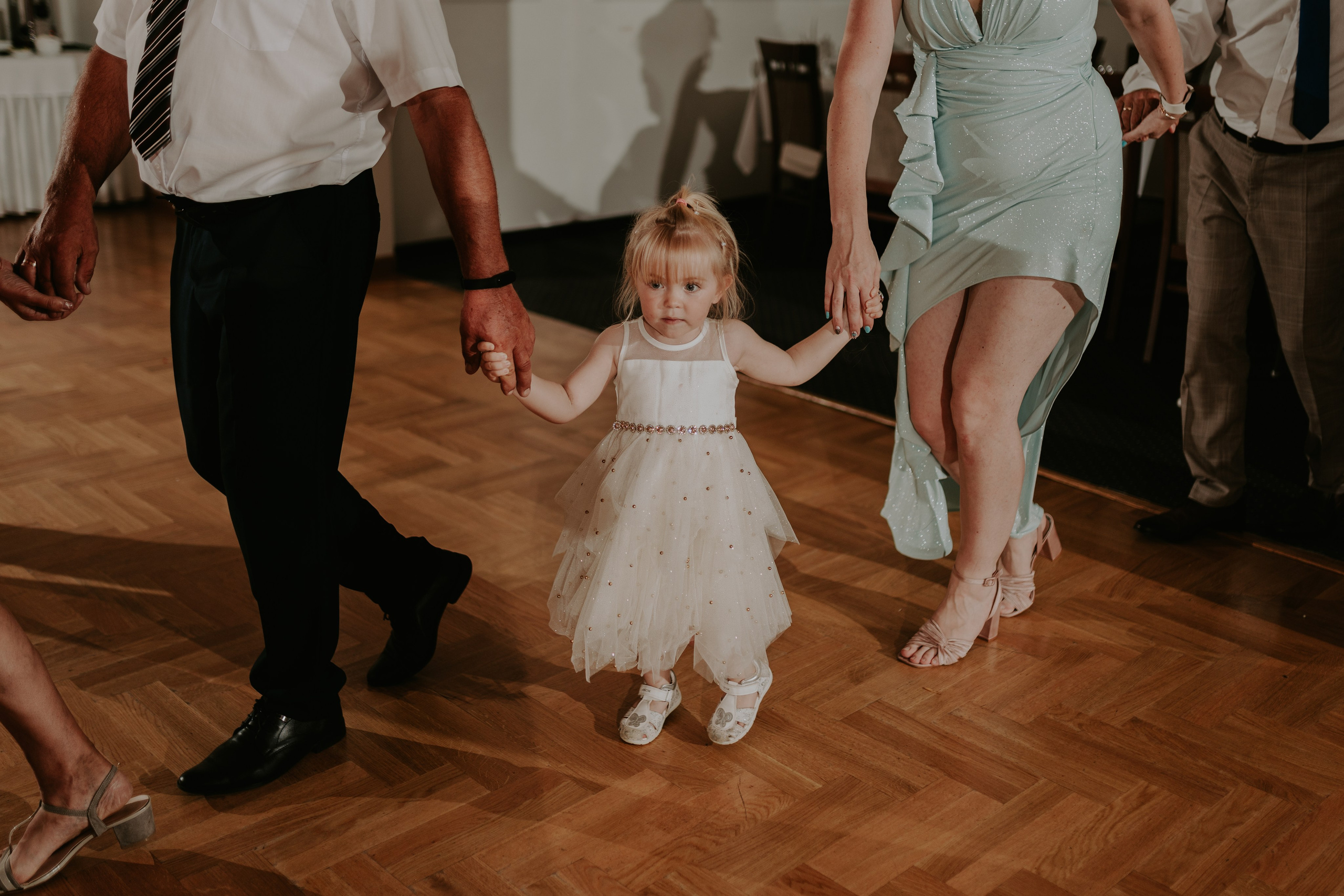 Dwór Wierzbno: plenerowy ślub pod wierzbą. Karkowskafoto - fotografia miłości