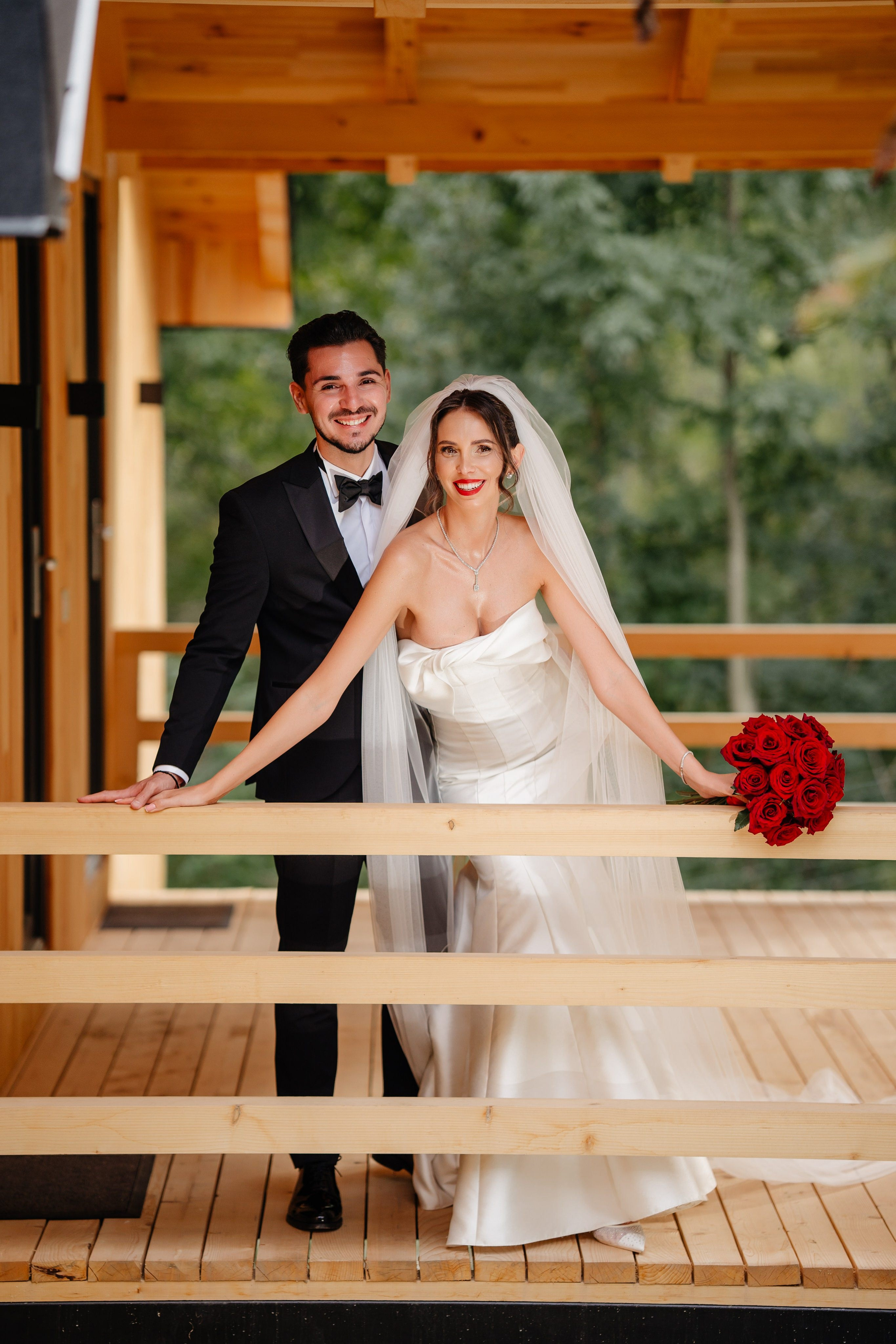 Mireasa Anca cu buchetul de trandafiri roșii, cadru realizat la Cabana Masiv.