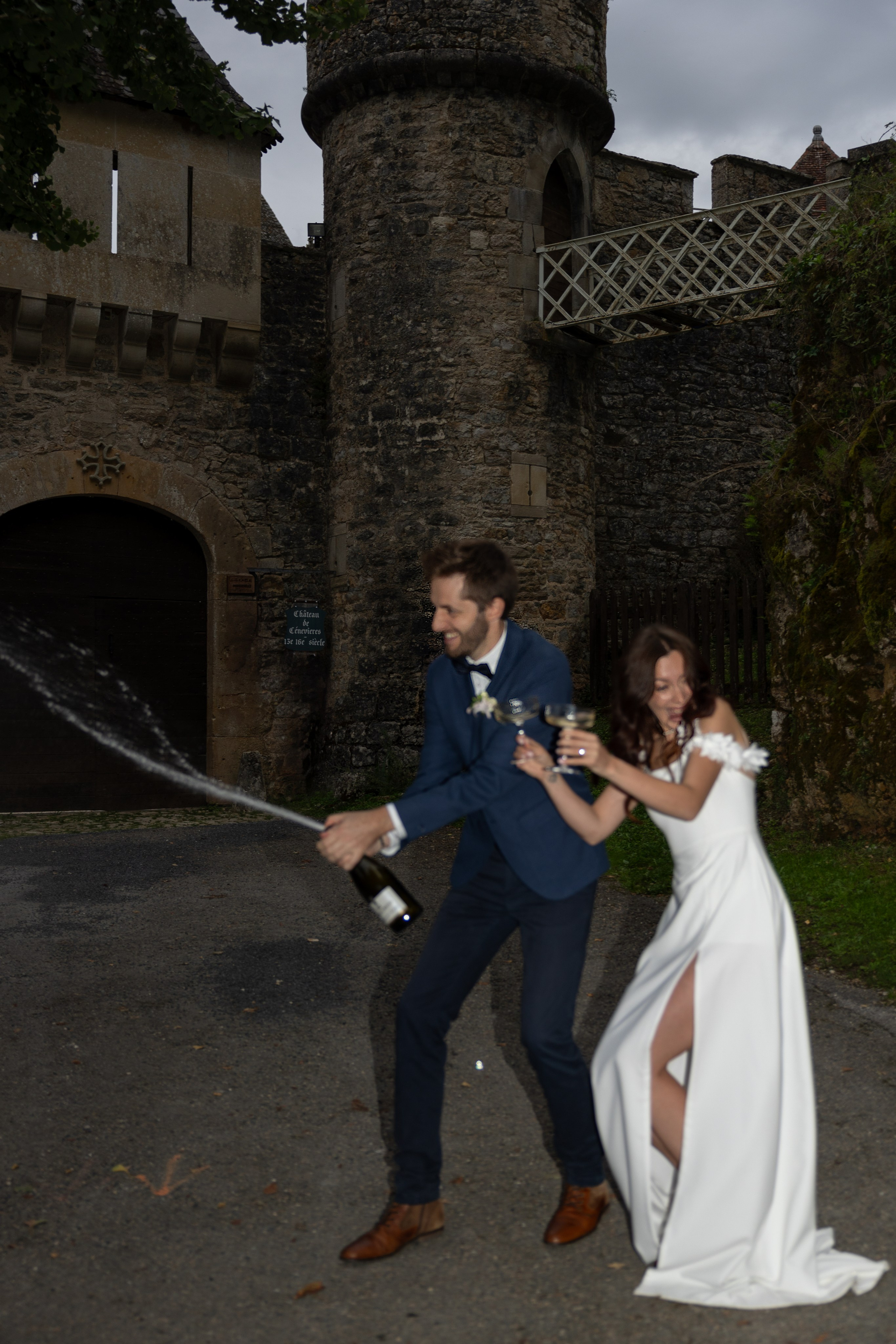 French Chateau Wedding. Elopement at Château de Cénevières. Eugénie Smirnova — your photographer in Toulouse and southwest France