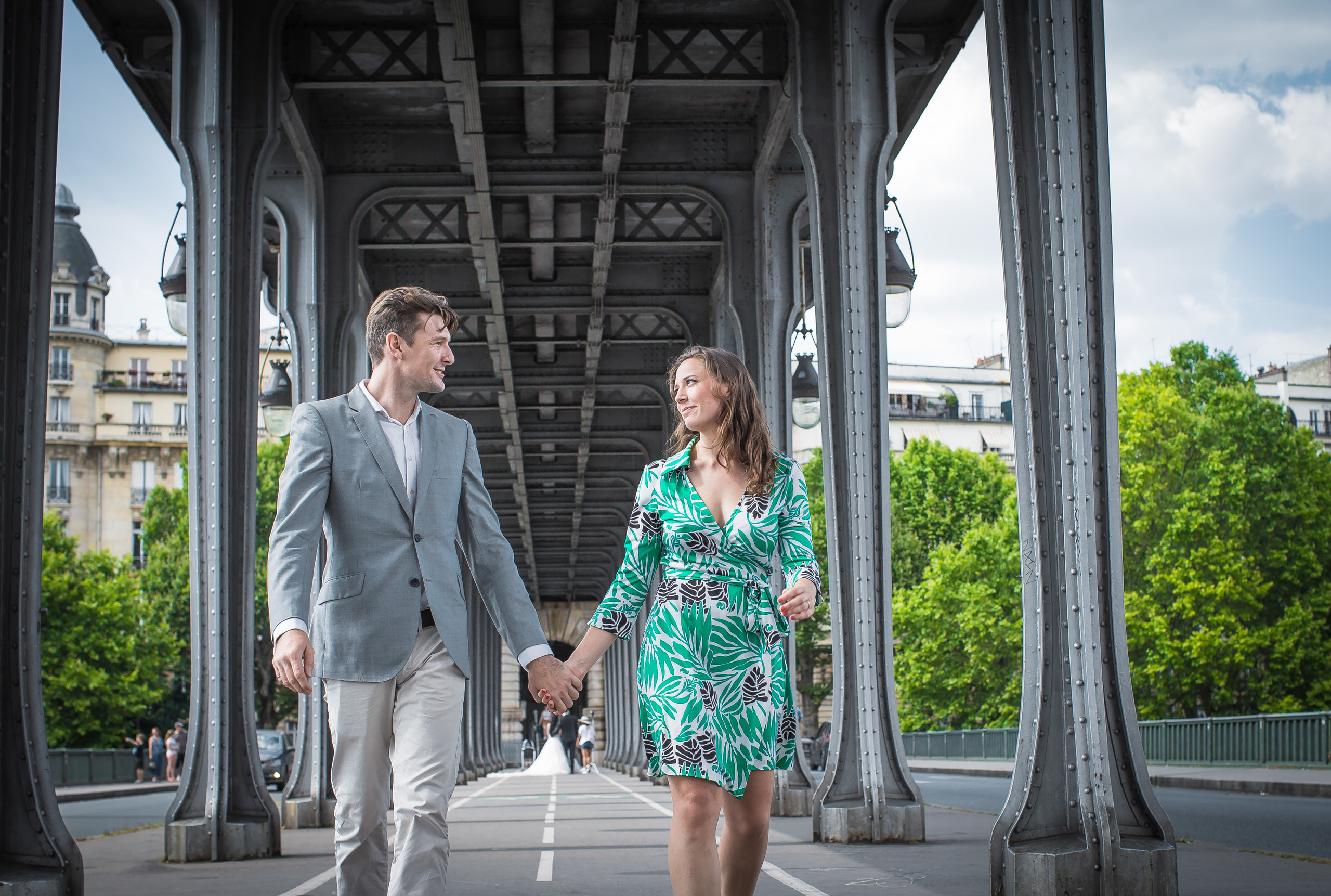 Bir-Hakeim Bridge in Paris — The Iconic Location for Luxury Proposal & Elopement Photography. Photographe à Paris