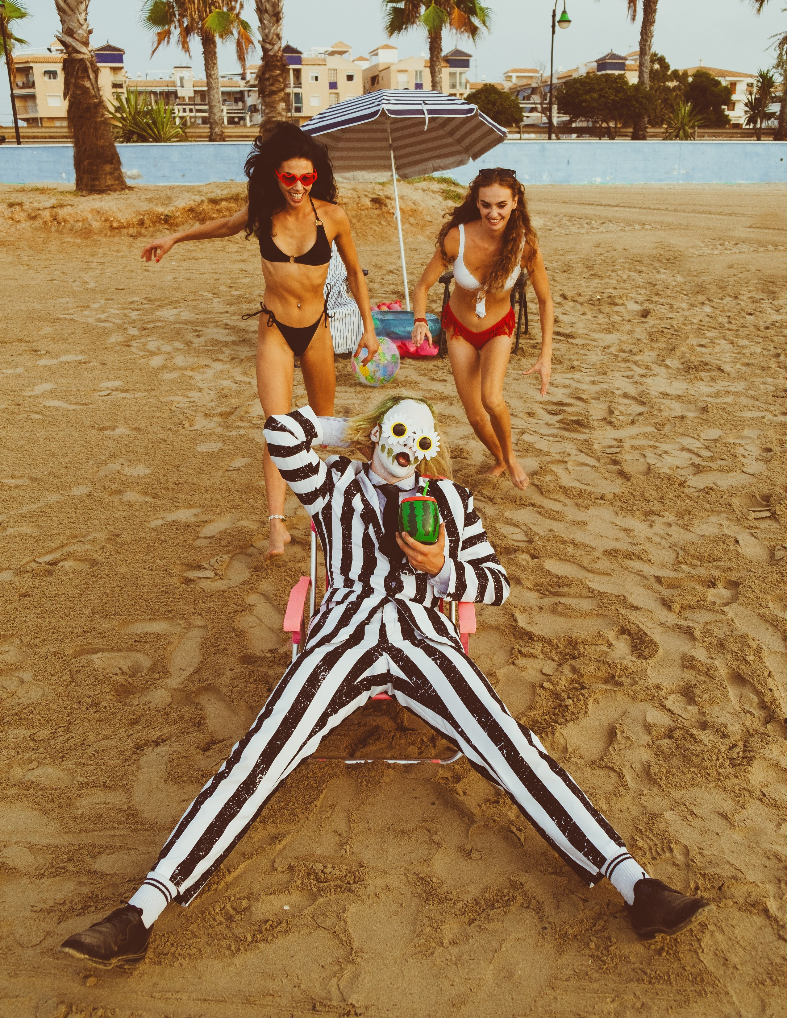 Beetlejuice на море: Экспериментальная фотосессия с цирковыми артистами — Фотограф Андрей Луковников