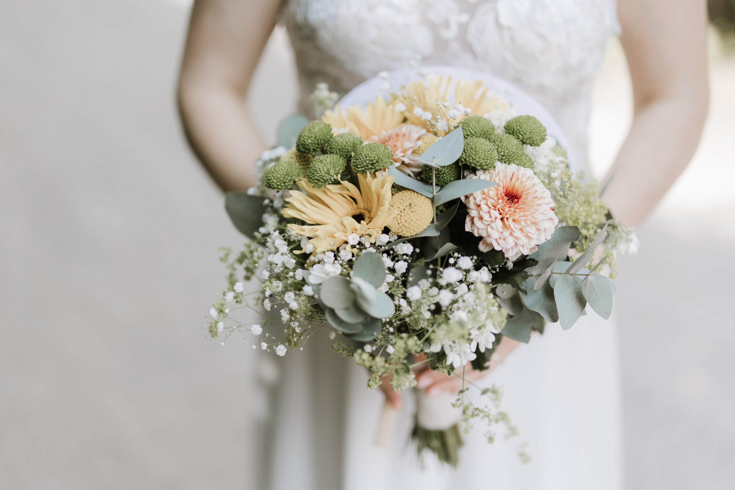 Romantischer pastellfarbener Brautstrauß mit Pfingstrose