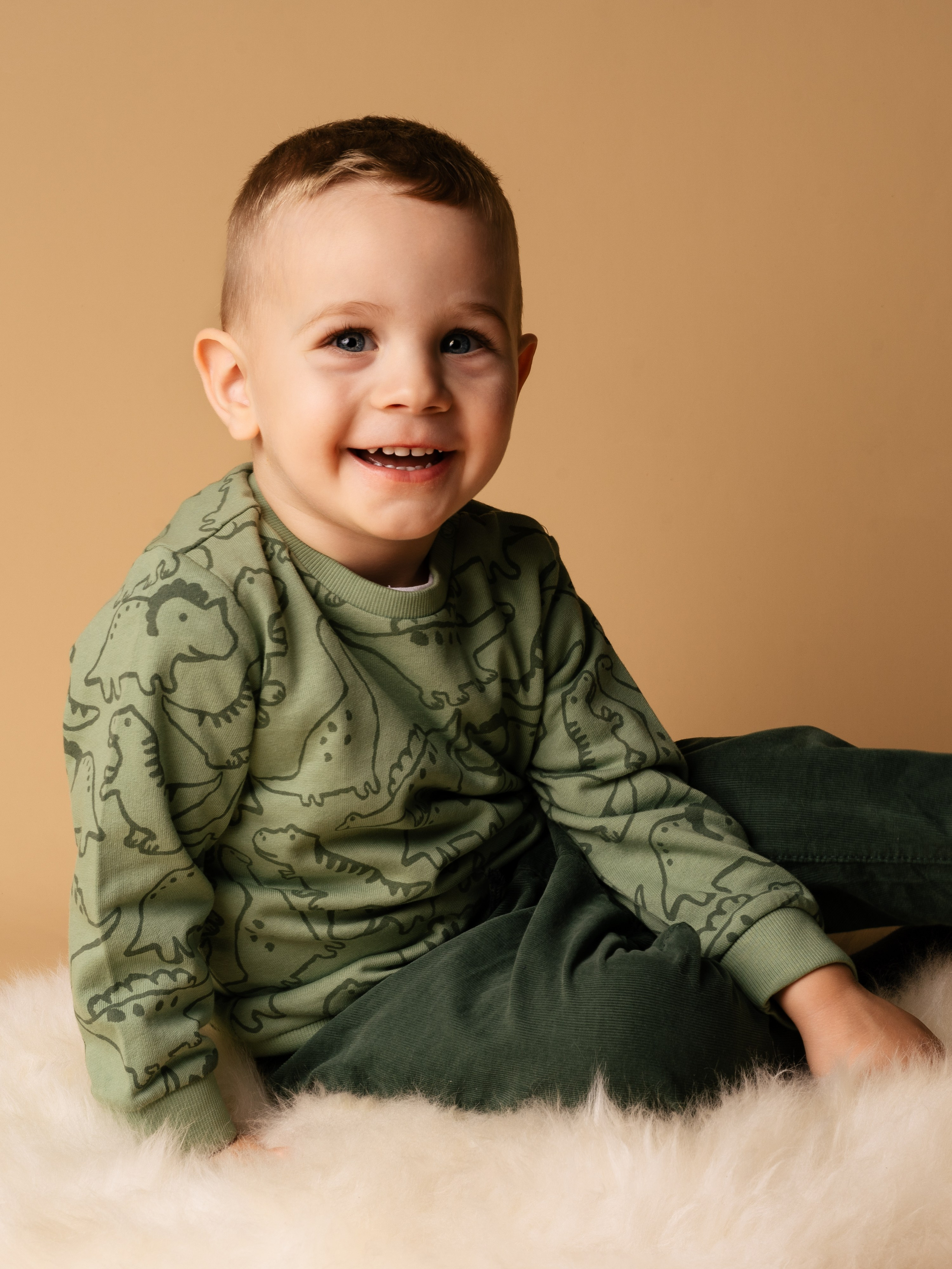 Kind mit einem strahlenden Lächeln auf dem Gesicht