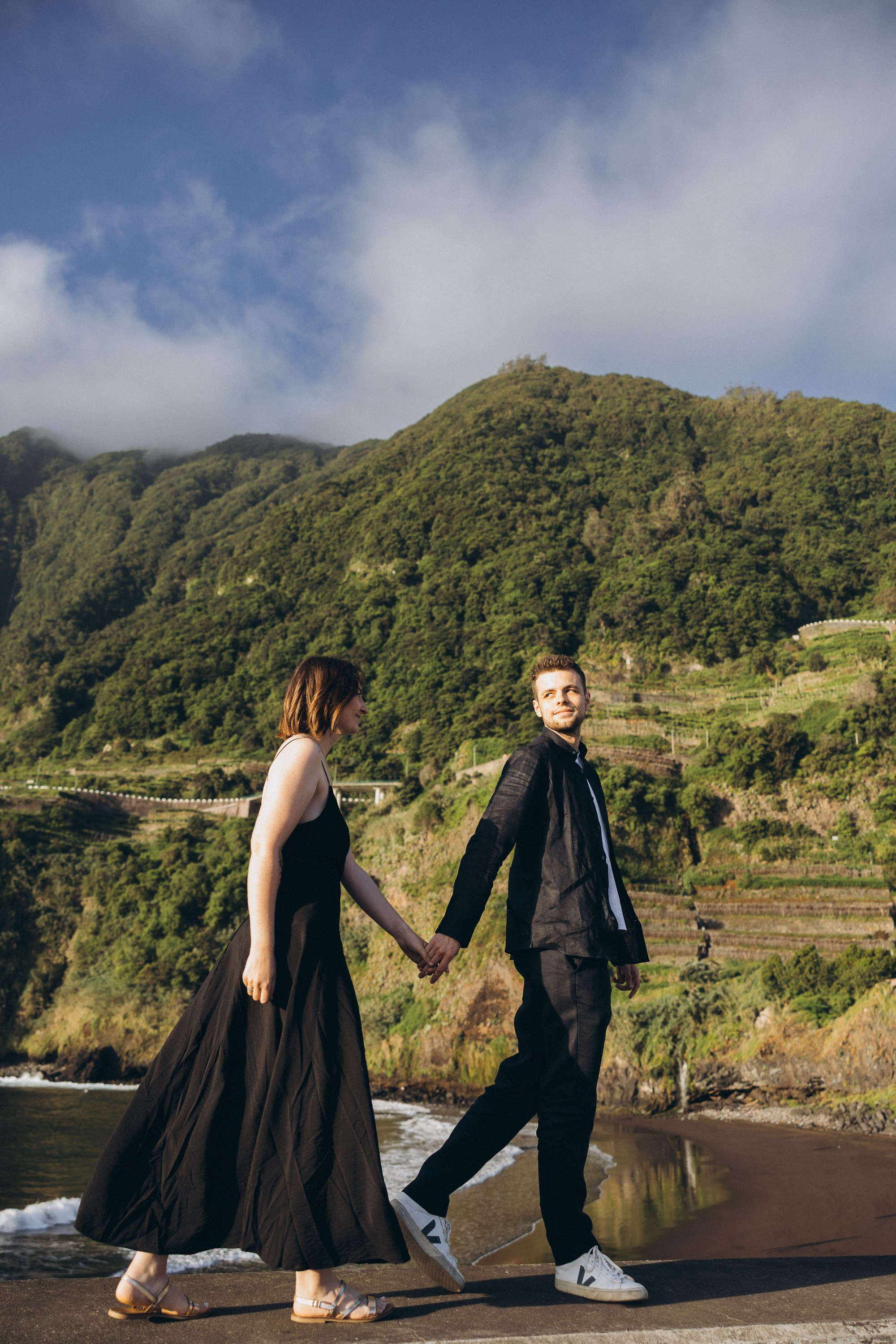 Love Story at Seixal Beach, Madeira | Romantic Couple Photoshoot. Fotógrafa na Madeira para casais, pedidos de casamento, elopements e casamentos íntimos | Tatiana