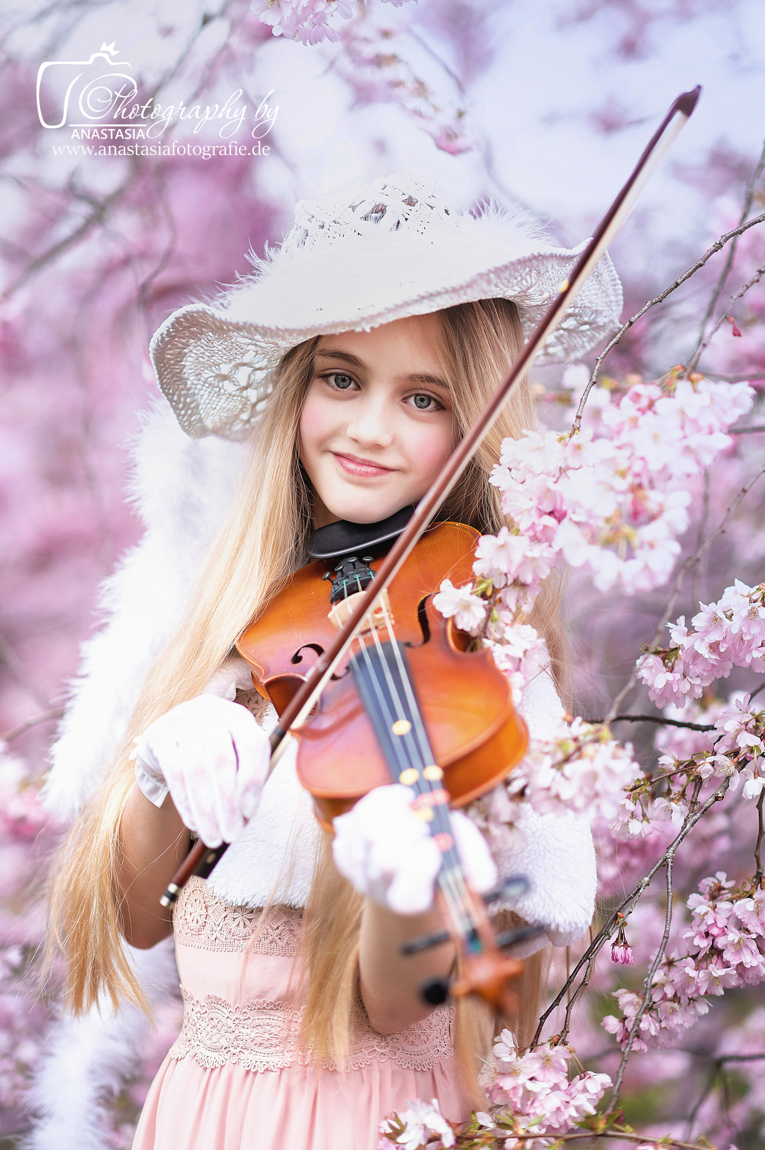 Geige Stradivari. Newbornfotograf Kinderfotograf Ulm Familienfotograf Anastasia Neu-Ulm