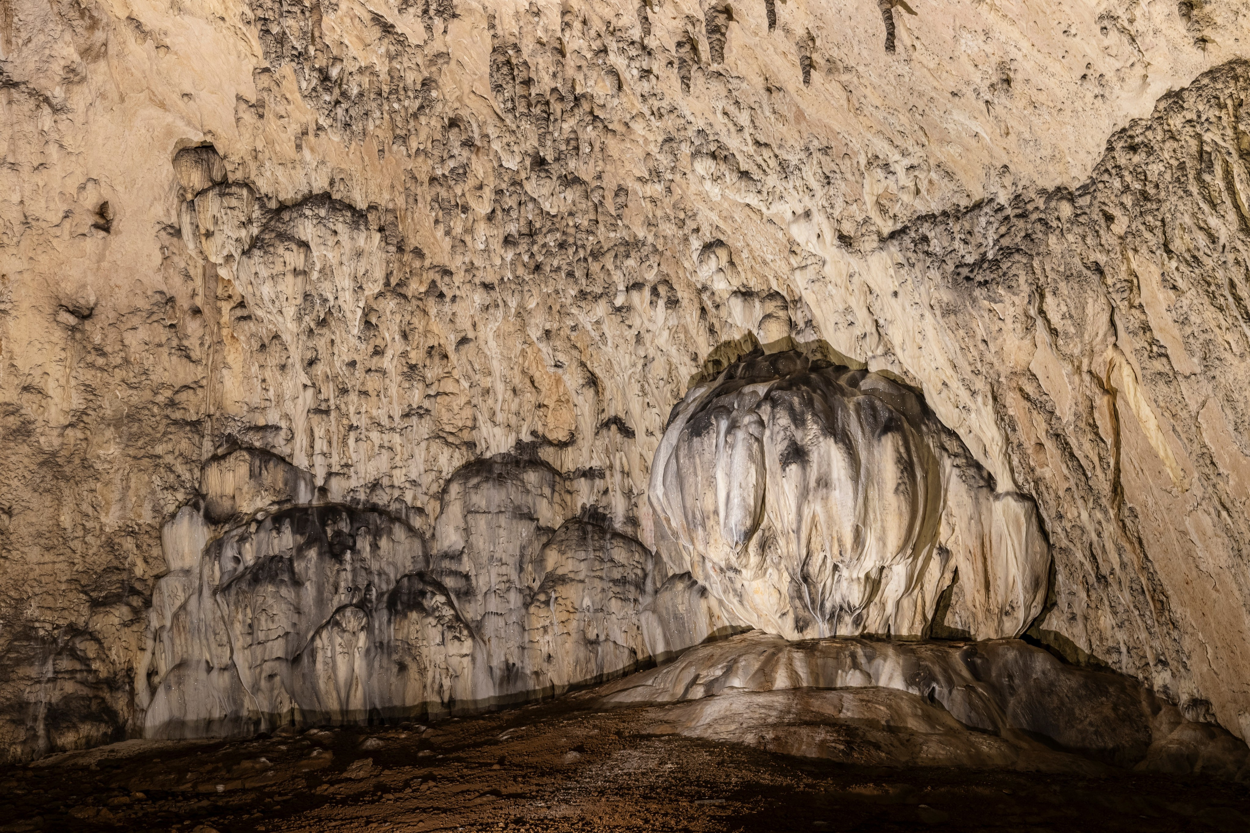 Unutrašnjost Bijambarske pećine – prirodne stijenske formacije i svjetlosni efekti u podzemlju Bosne i Hercegovine.