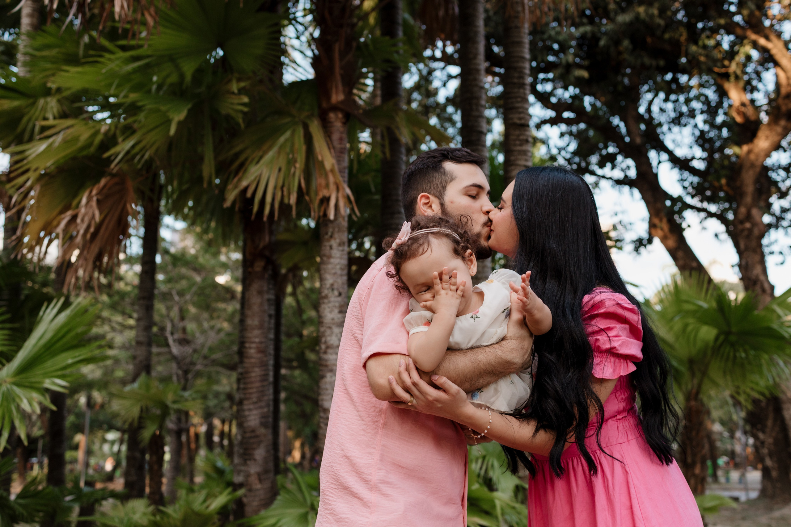 Família reunida em ensaio fotográfico ao ar livre em Recife
