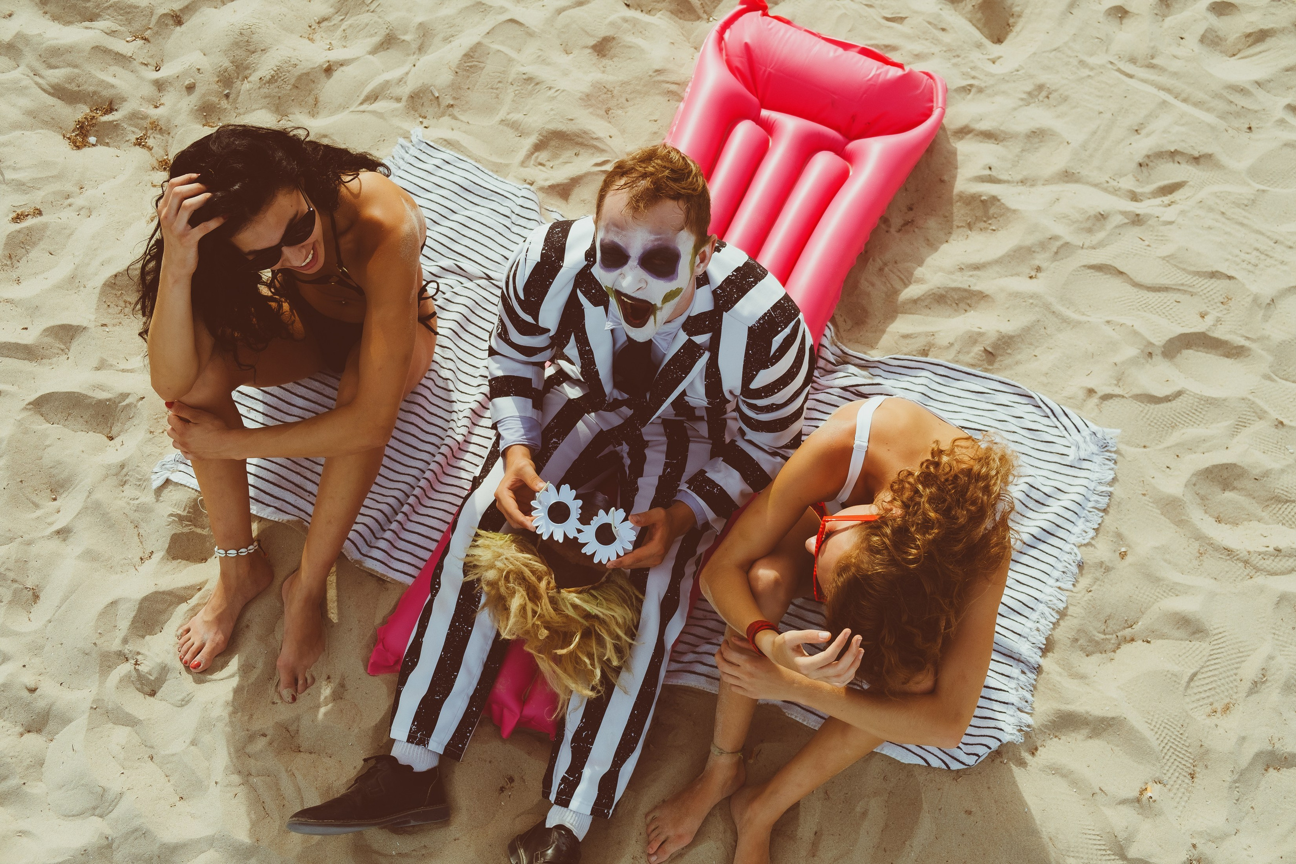 Beetlejuice на море: Экспериментальная фотосессия с цирковыми артистами — Фотограф Андрей Луковников