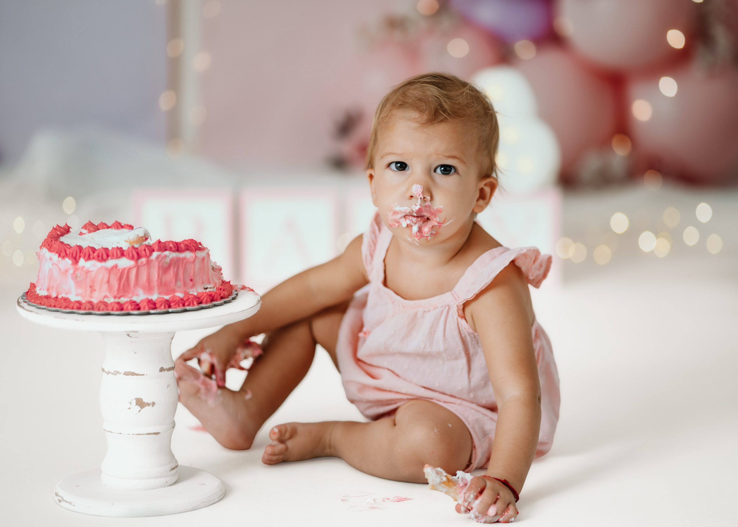 Cake smash Beograd – pastelna dekoracija sa lampicama i tortom