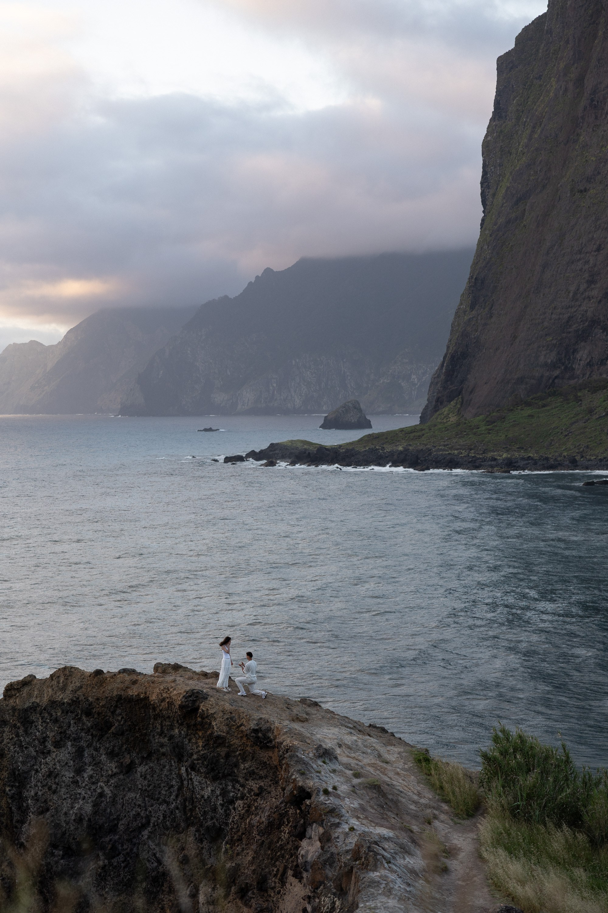 Secret Proposal at Miradouro do Guindaste, Madeira | Surprise Engagement. Fotógrafa na Madeira para casais, pedidos de casamento, elopements e casamentos íntimos | Tatiana