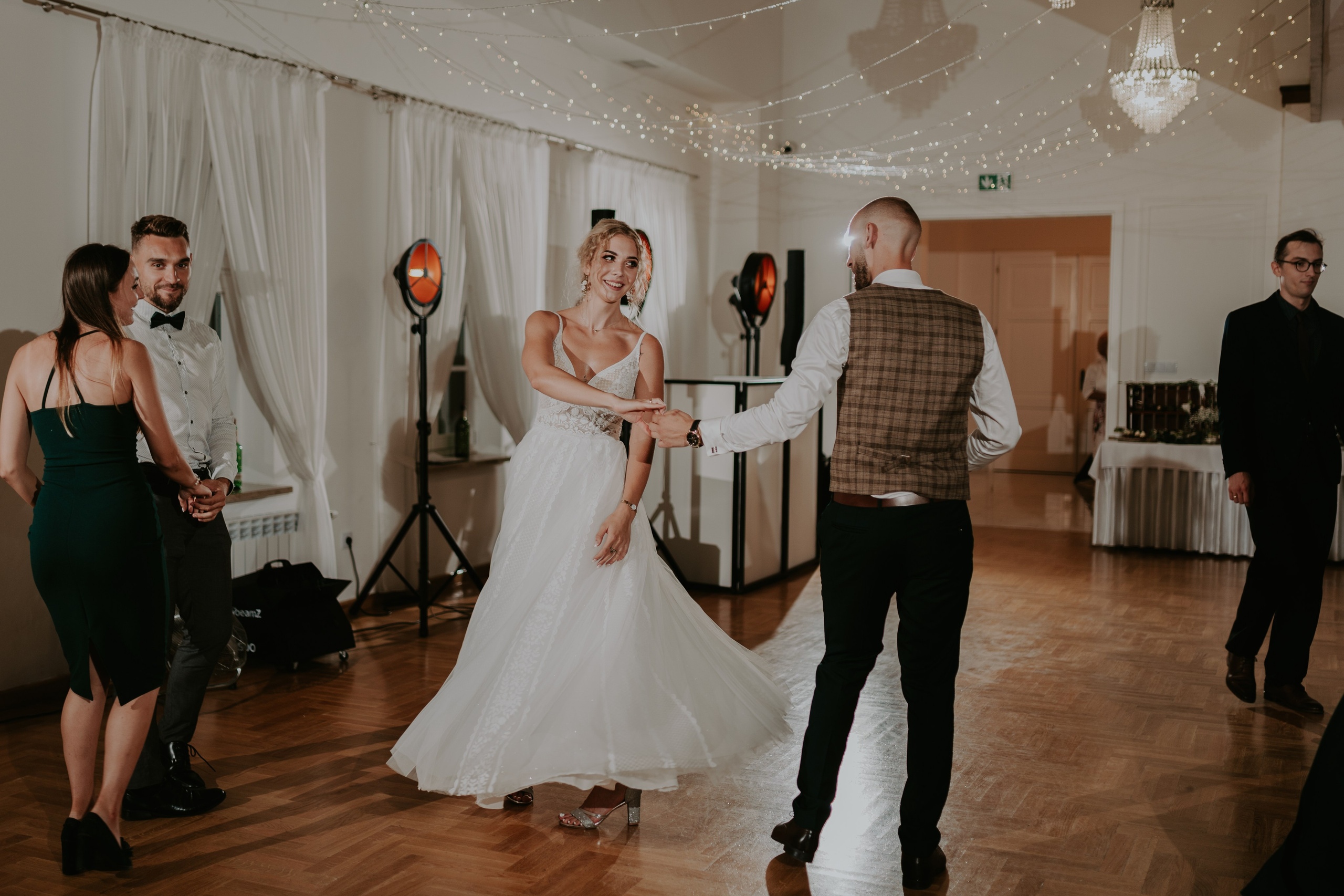 Dwór Wierzbno: plenerowy ślub pod wierzbą. Karkowskafoto - fotografia miłości