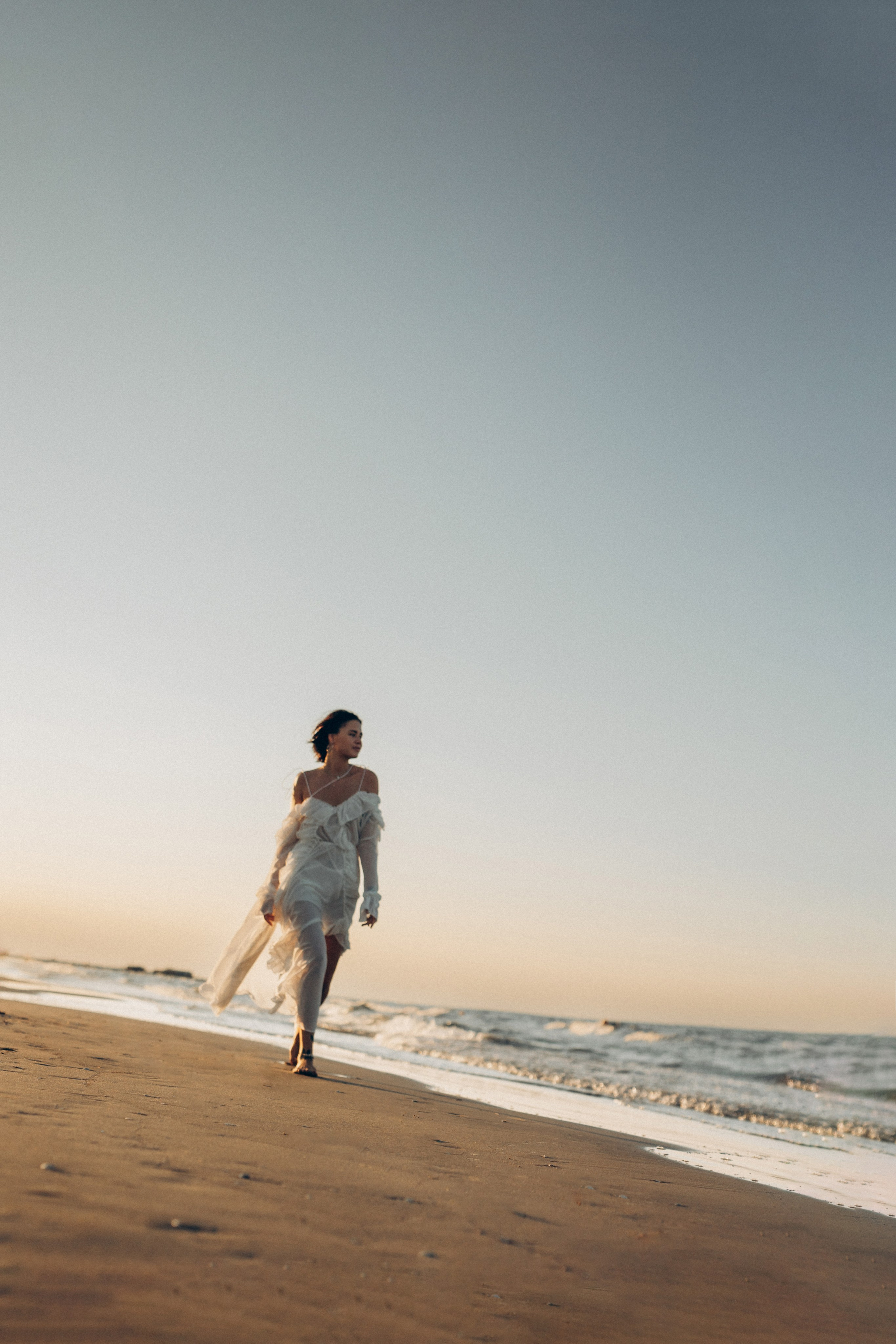 Ritratto femminile sulla spiaggia durante un servizio fotografico a Rimini sulla costa adriatica.
