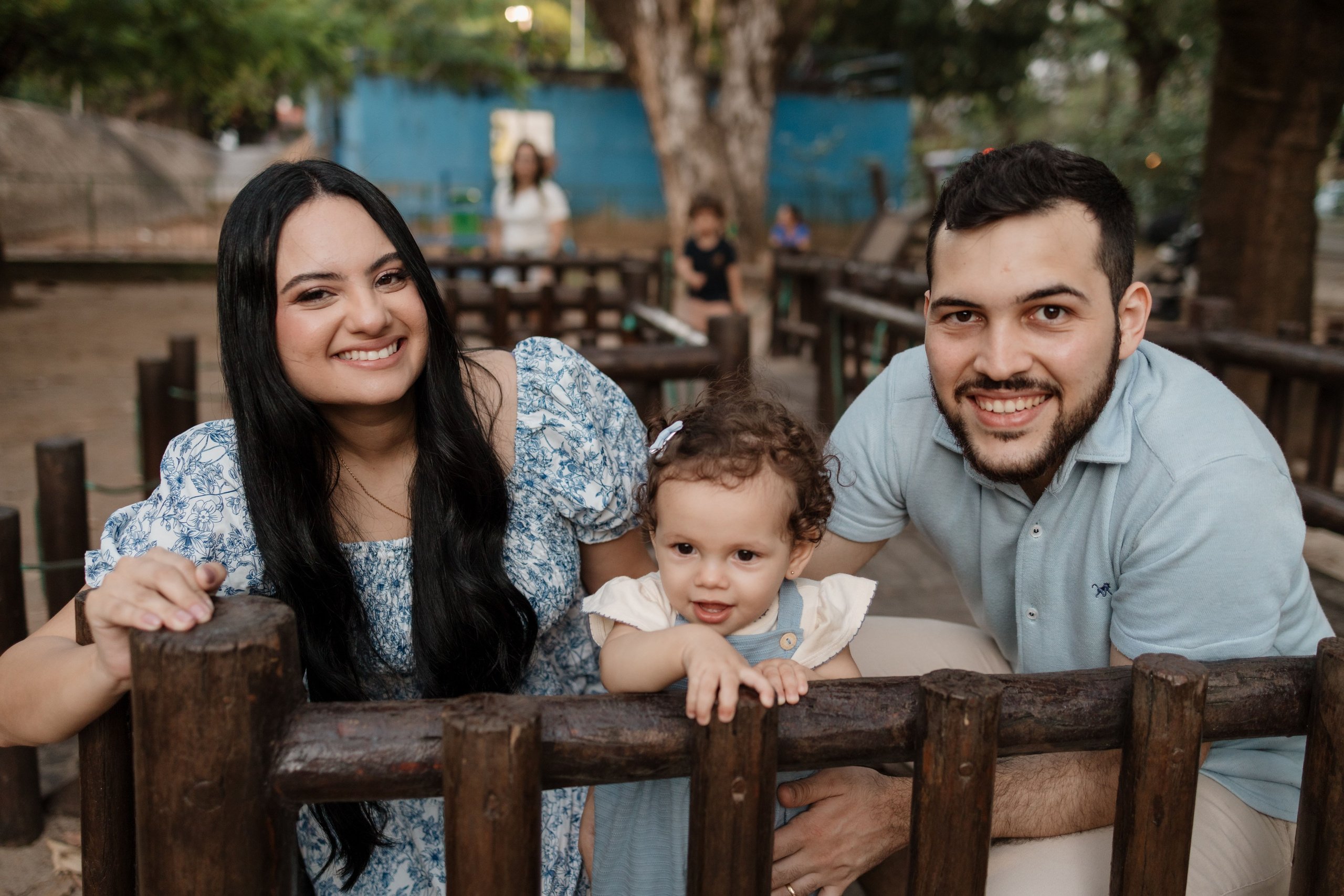 Bebê de 1 ano interagindo com os pais no parque