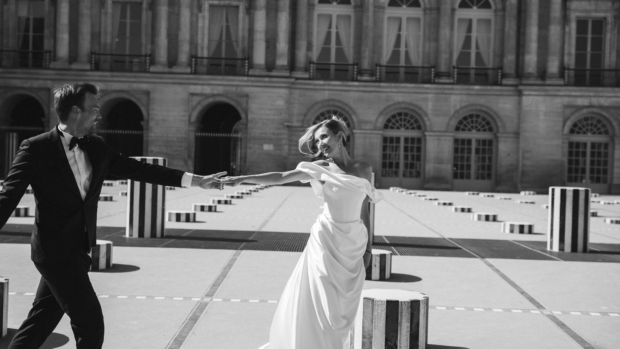 Bruidspaar Diane en Cris tijdens elopement fotoshoot aan het Louvre in Parijs - Kapture Fotografie