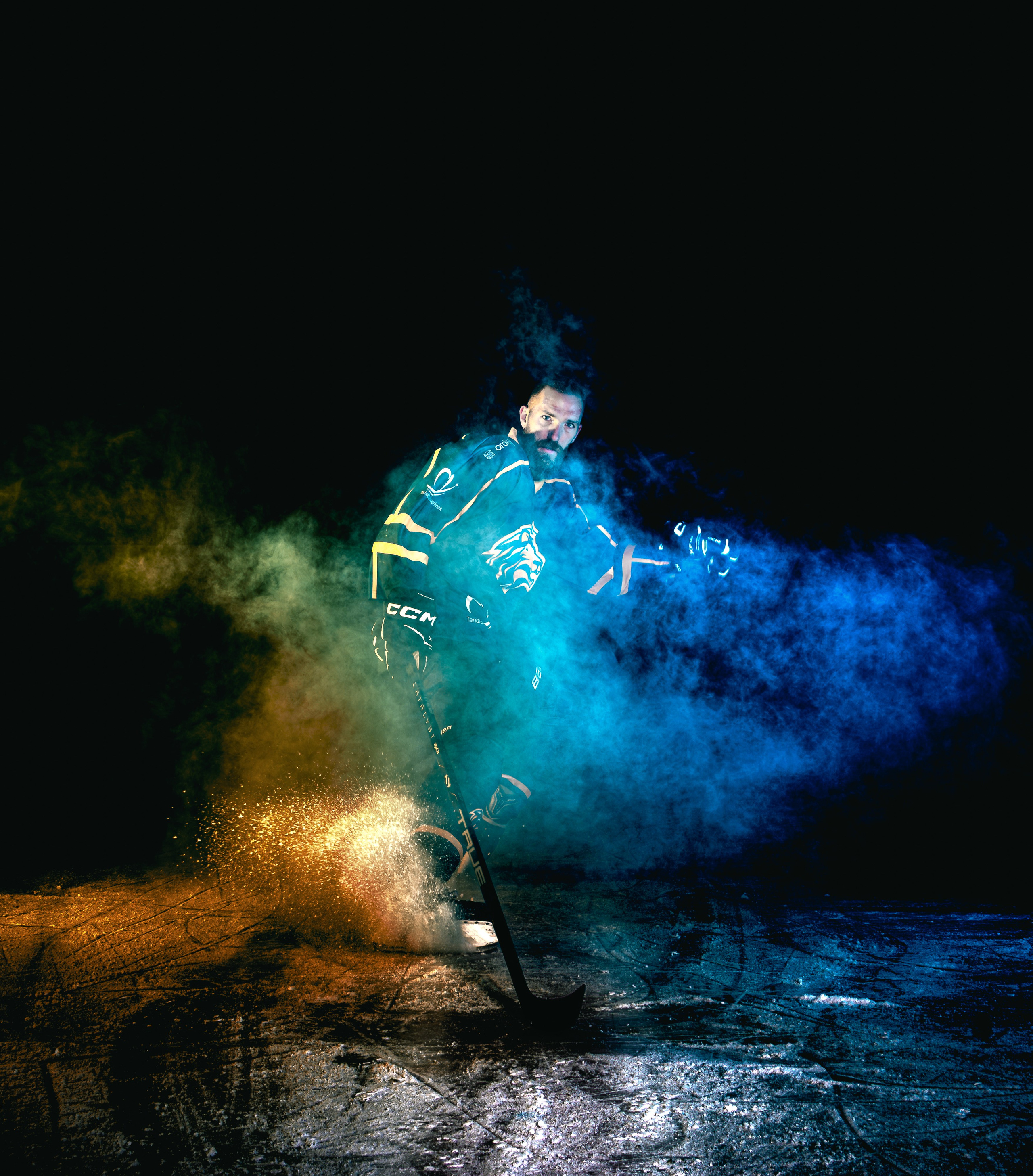 IJshockeyspeler in actie met dramatisch licht en rook op de achtergrond