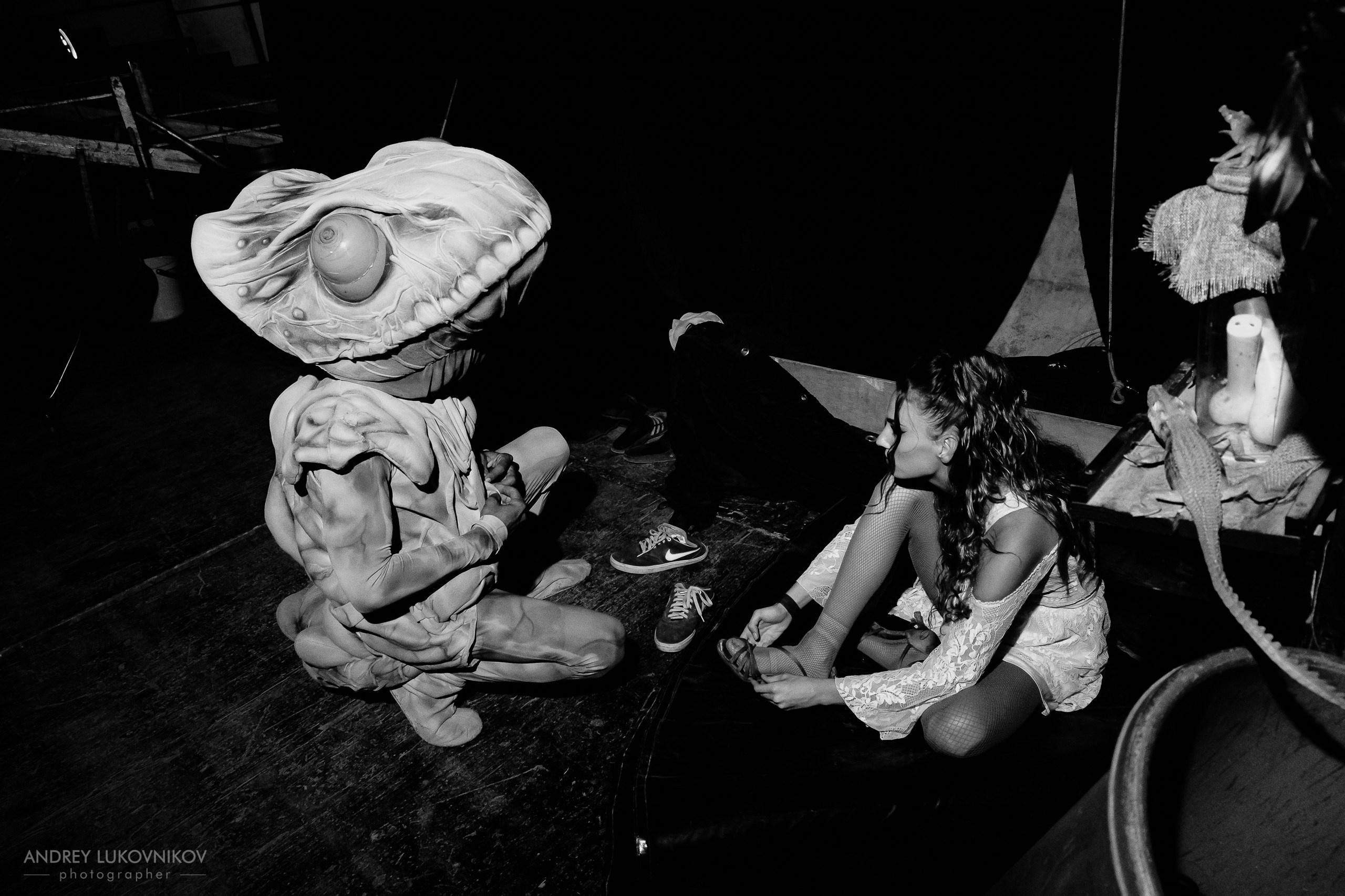 Sesión de fotos entre bastidores en El Circo Encantado: la vida de los artistas tras bambalinas