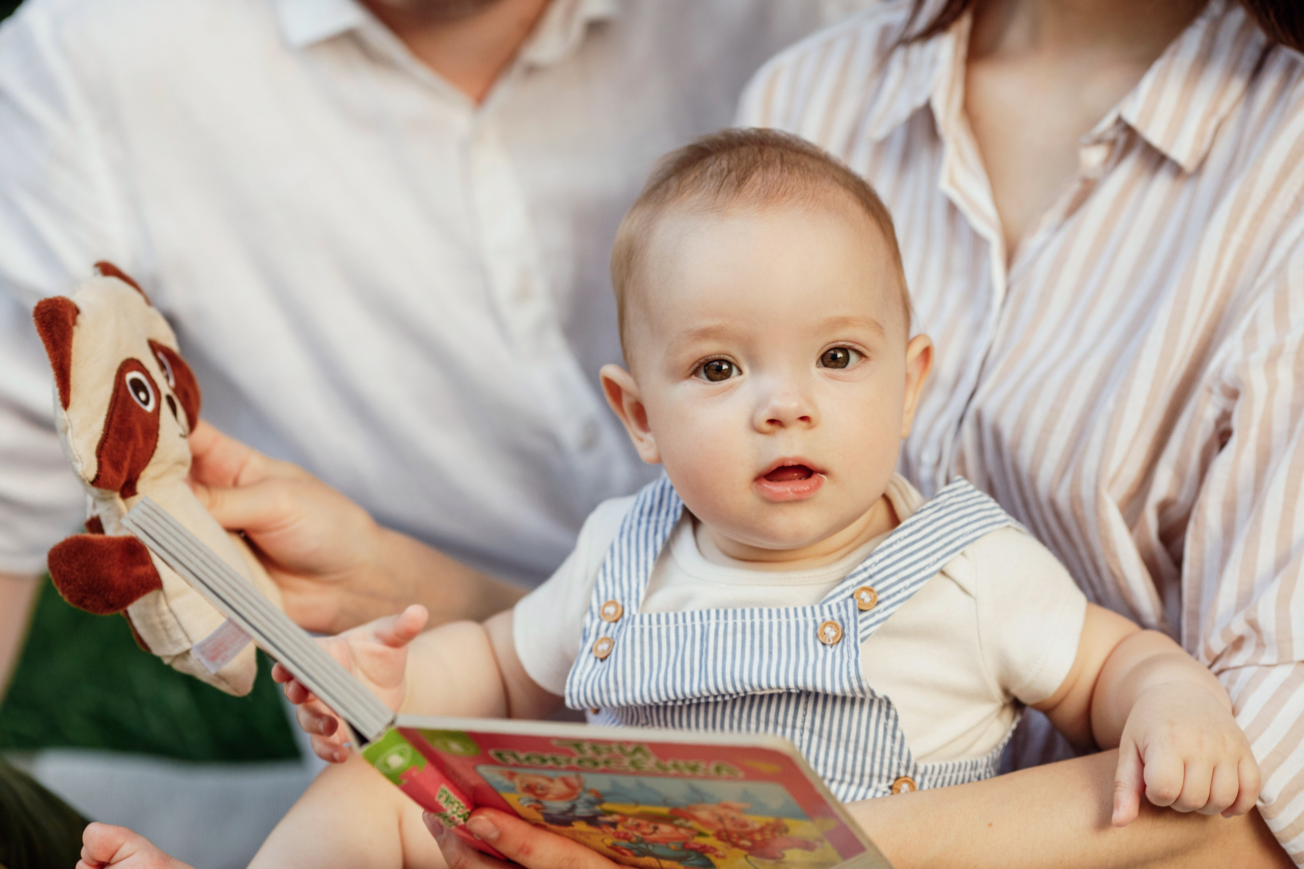 Adorable baby portraits capturing curiosity and first smiles in a natural home setting. Alisa Tant — Family and newborn photographer Bucks County, Montgomery county, Philadelphia, NJ