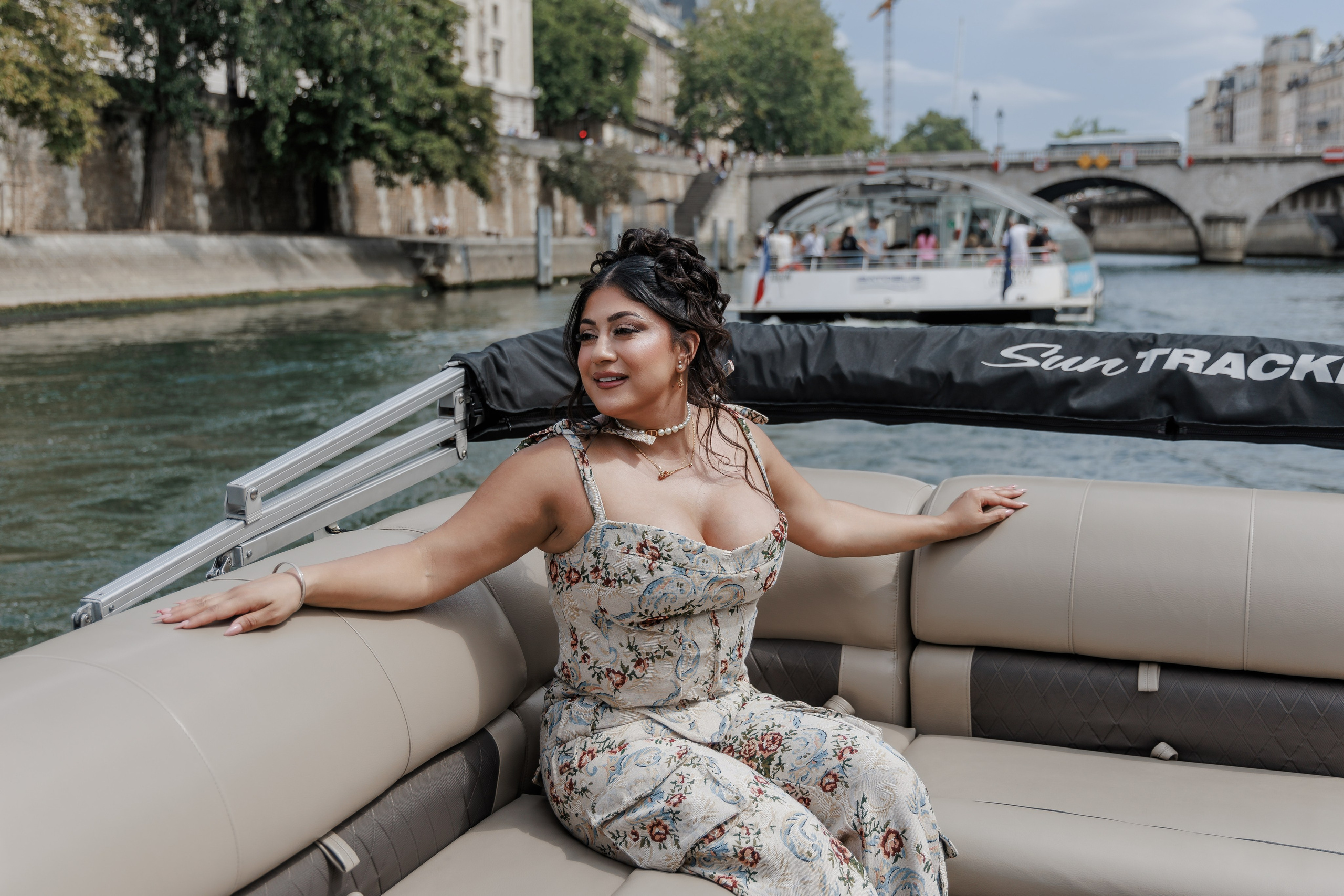 Sail, Sip & Smile: A Private Seine Cruise with Your Personal Photographer & Filmmaker. Photographe à Paris