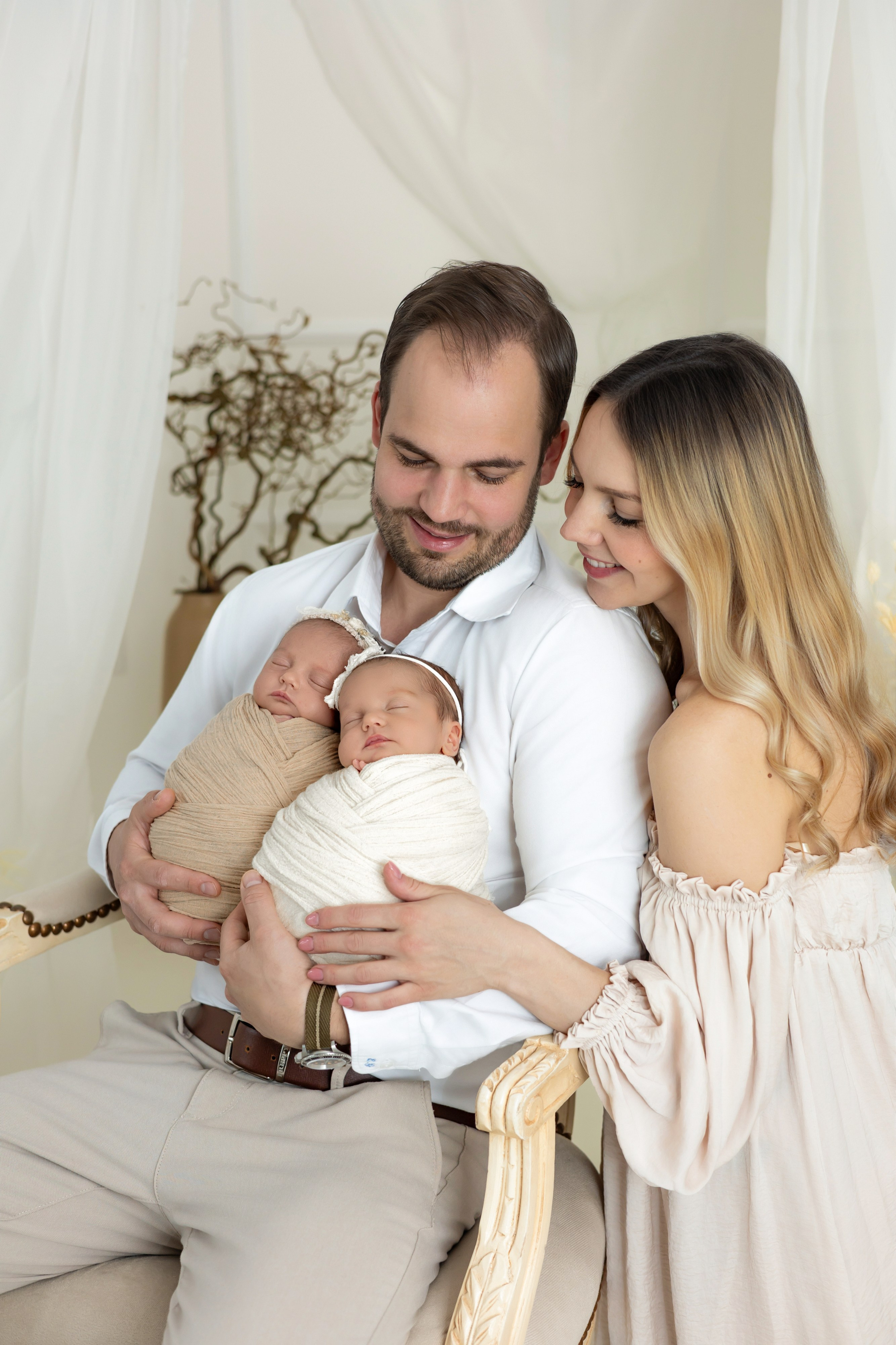 Zwillingsfotoshooting in Schwerte – liebevolle Posen mit Eltern im Fotostudio Hagen