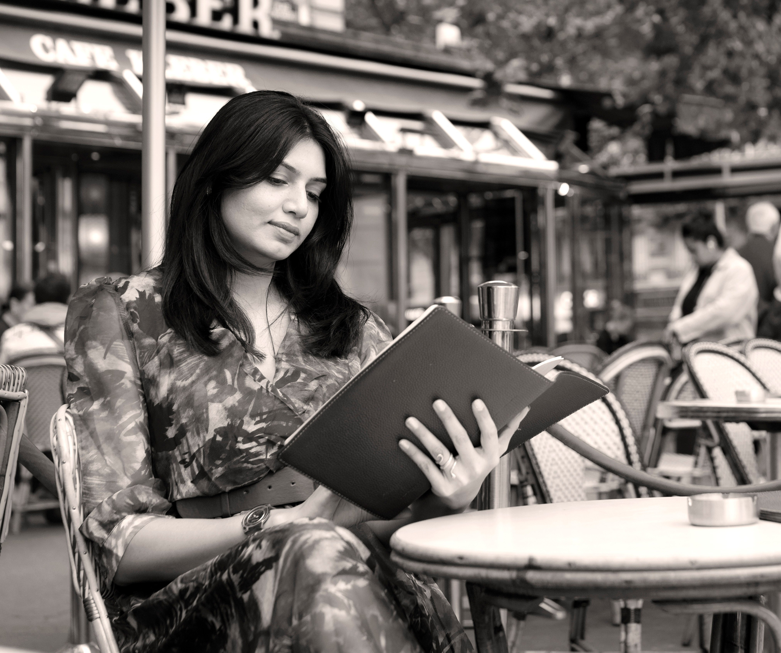 Street photoshoot in Paris. Alina Tagzieva- a photograper in Paris