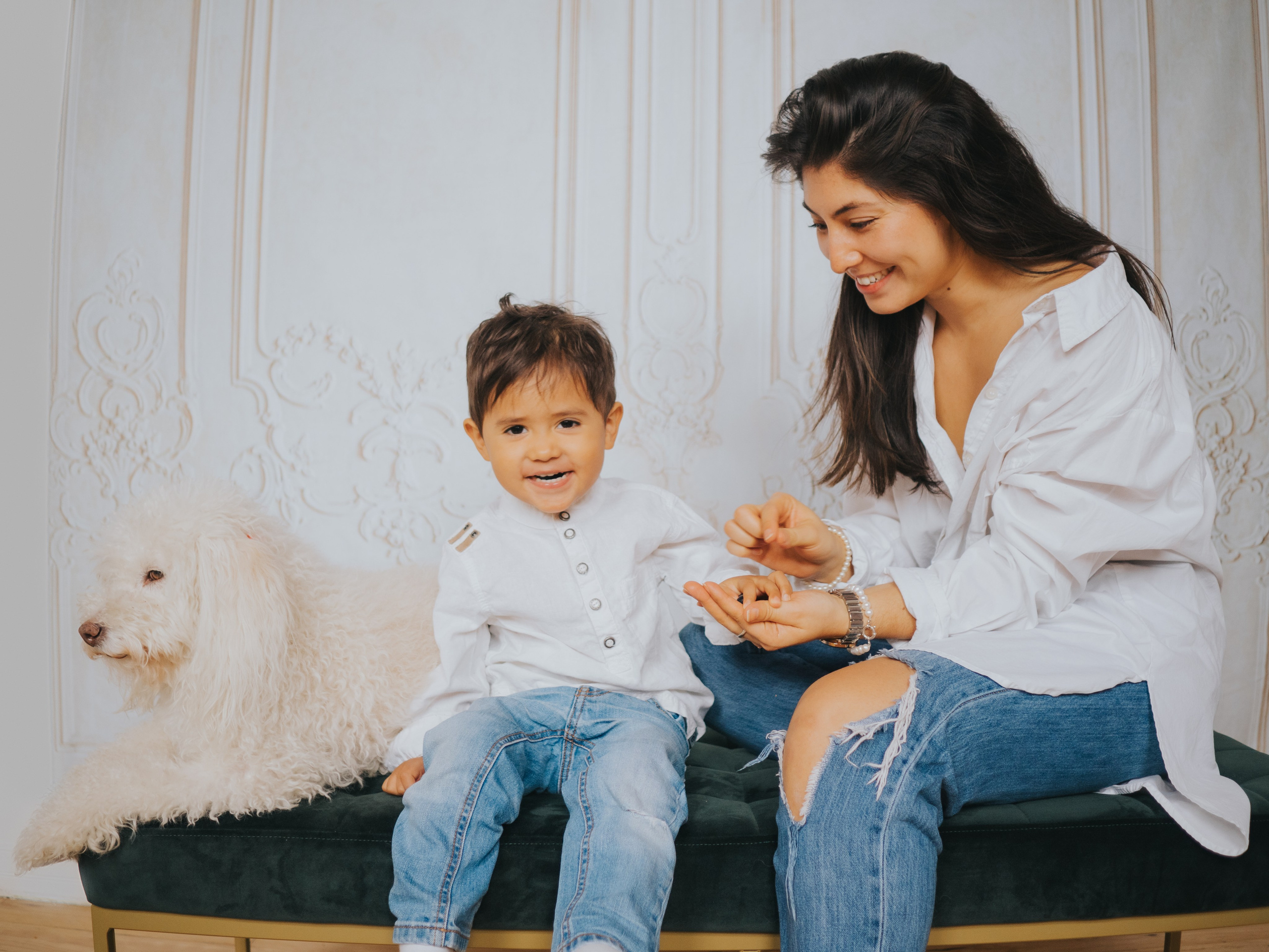 La mère et le fils partagent quelques raisins, avec le chien à côté d'eux.