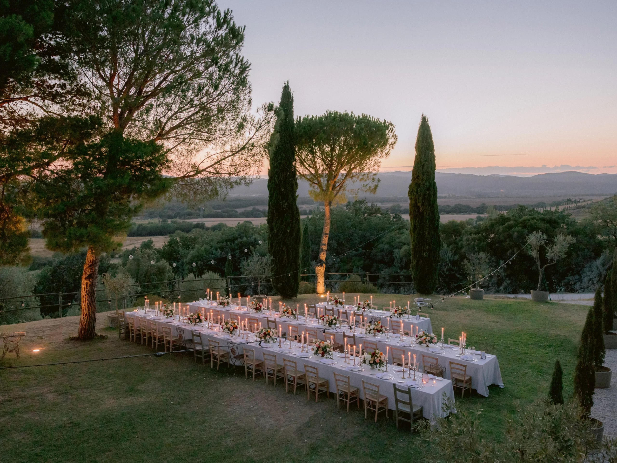 The Ultimate Guide to an Editorial Tuscany Villa Wedding: Capturing Romance in the Val d’Orcia. Fotograf de nuntă Alex Pasarelu
