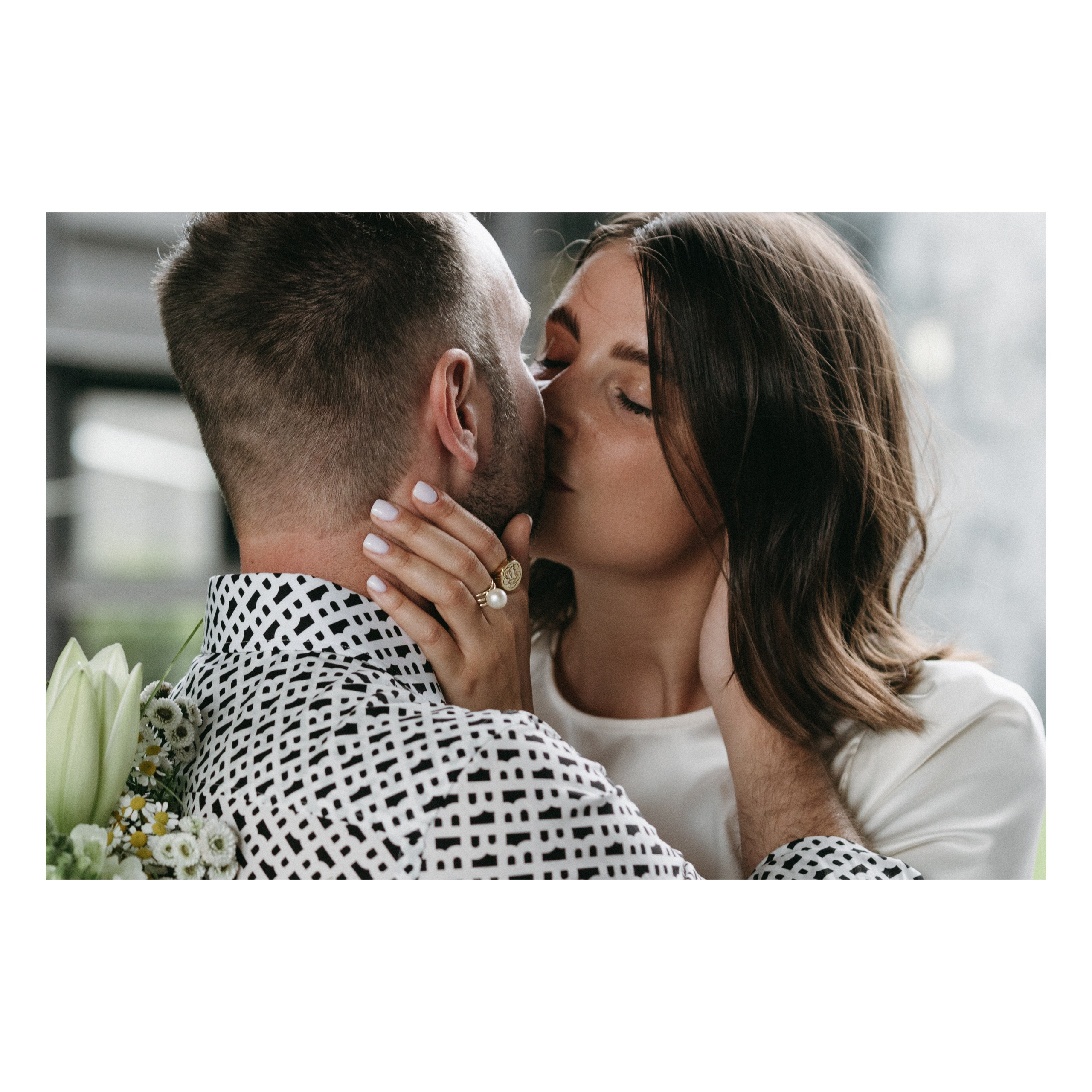 Braut und Bräutigam küssen sich bei urbanem Hochzeitsshooting