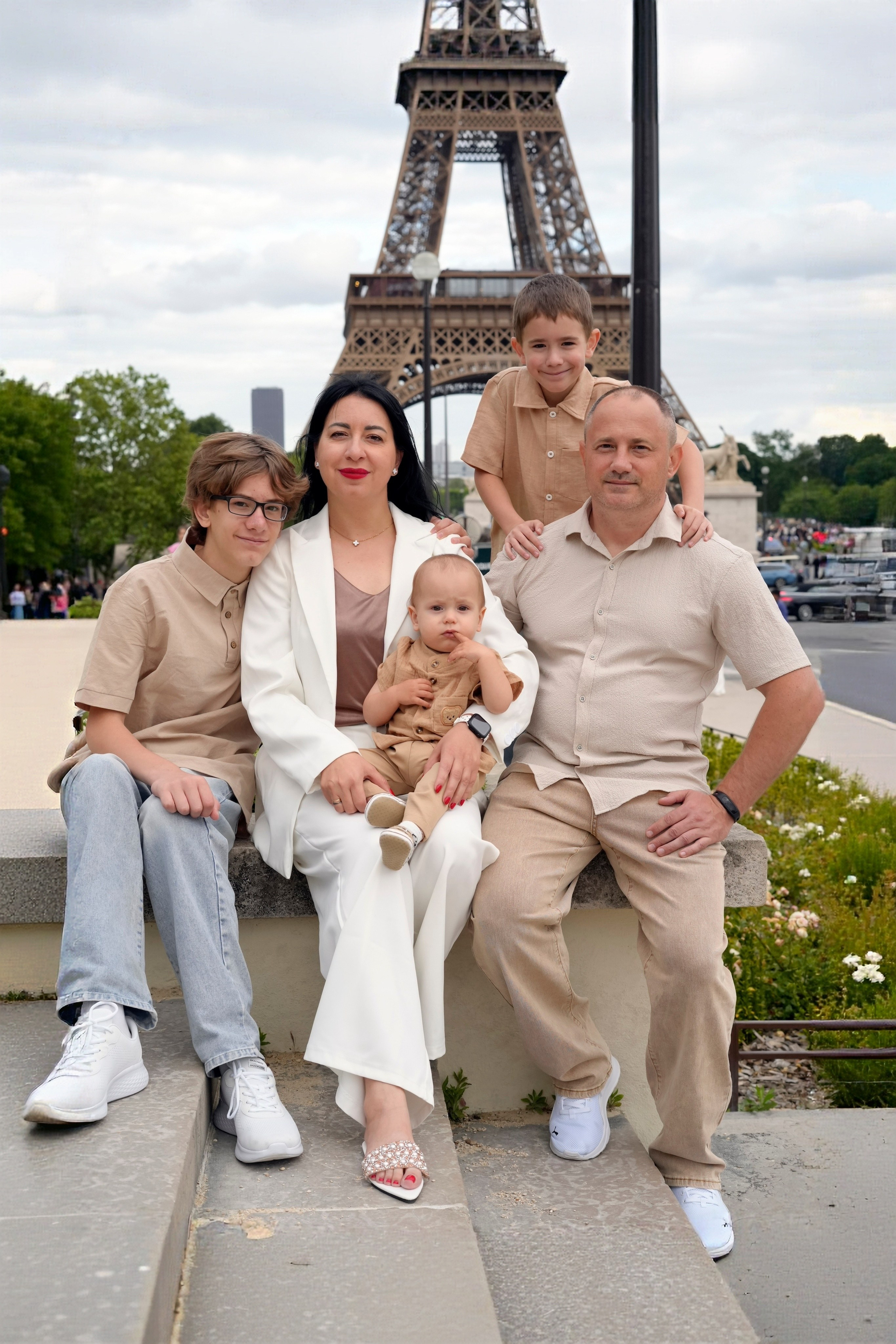 Family photoshoot in Paris. Alina Tagzieva- a photograper in Paris
