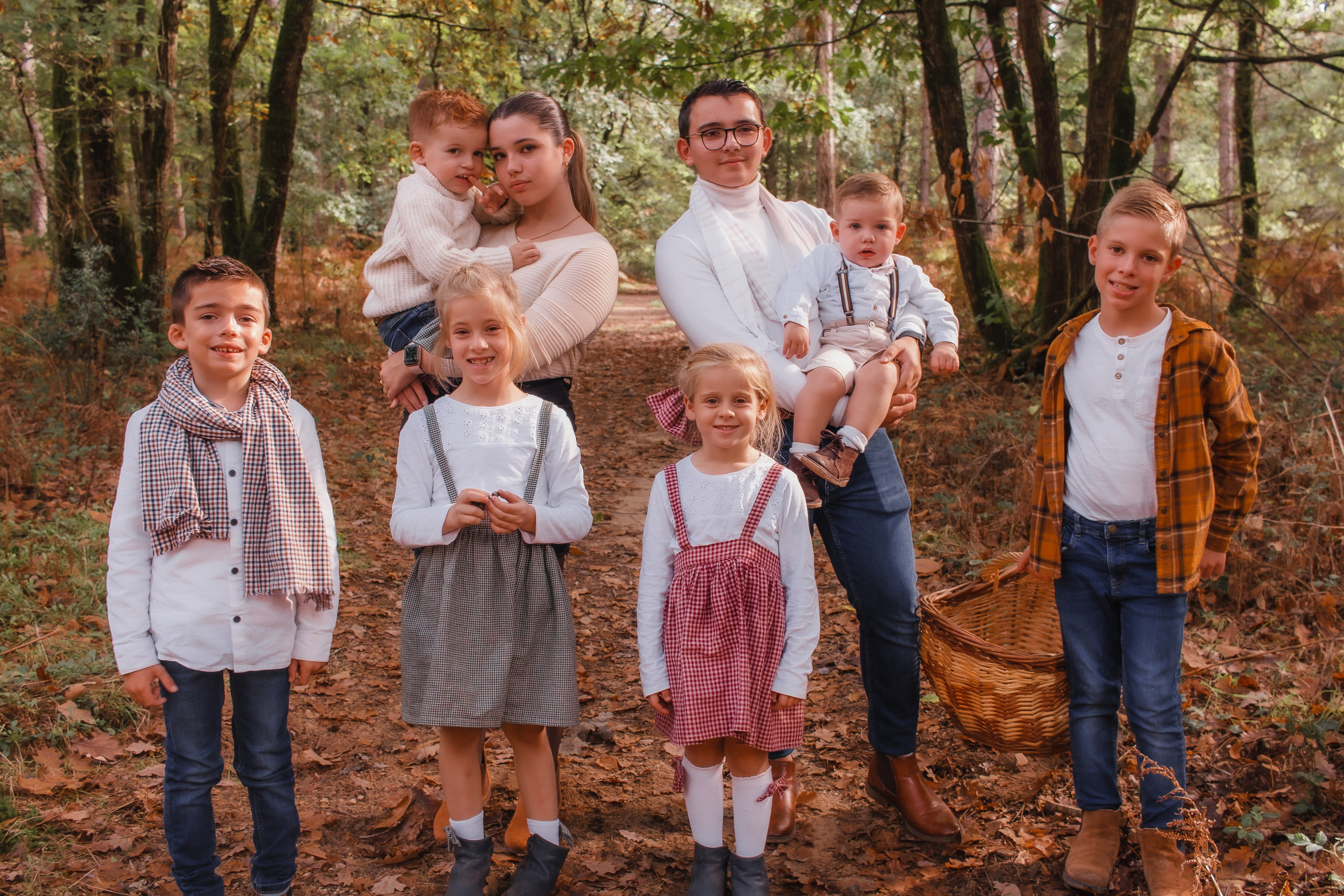 La famille Bouchard -Chausson en automne. Photographe professionnelle à Poitiers, Tours et Châtellerault | Studio photo entre Poitiers et Tours – portraits, familles, entreprises, ma
