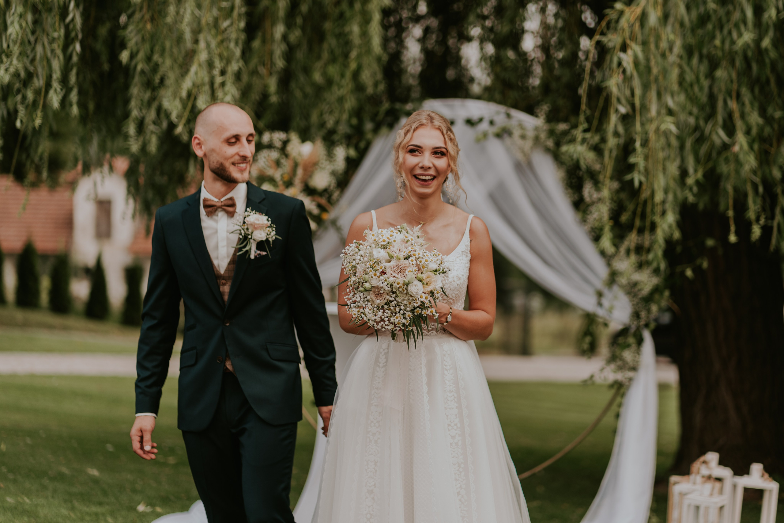 Dwór Wierzbno: plenerowy ślub pod wierzbą. Karkowskafoto - fotografia miłości