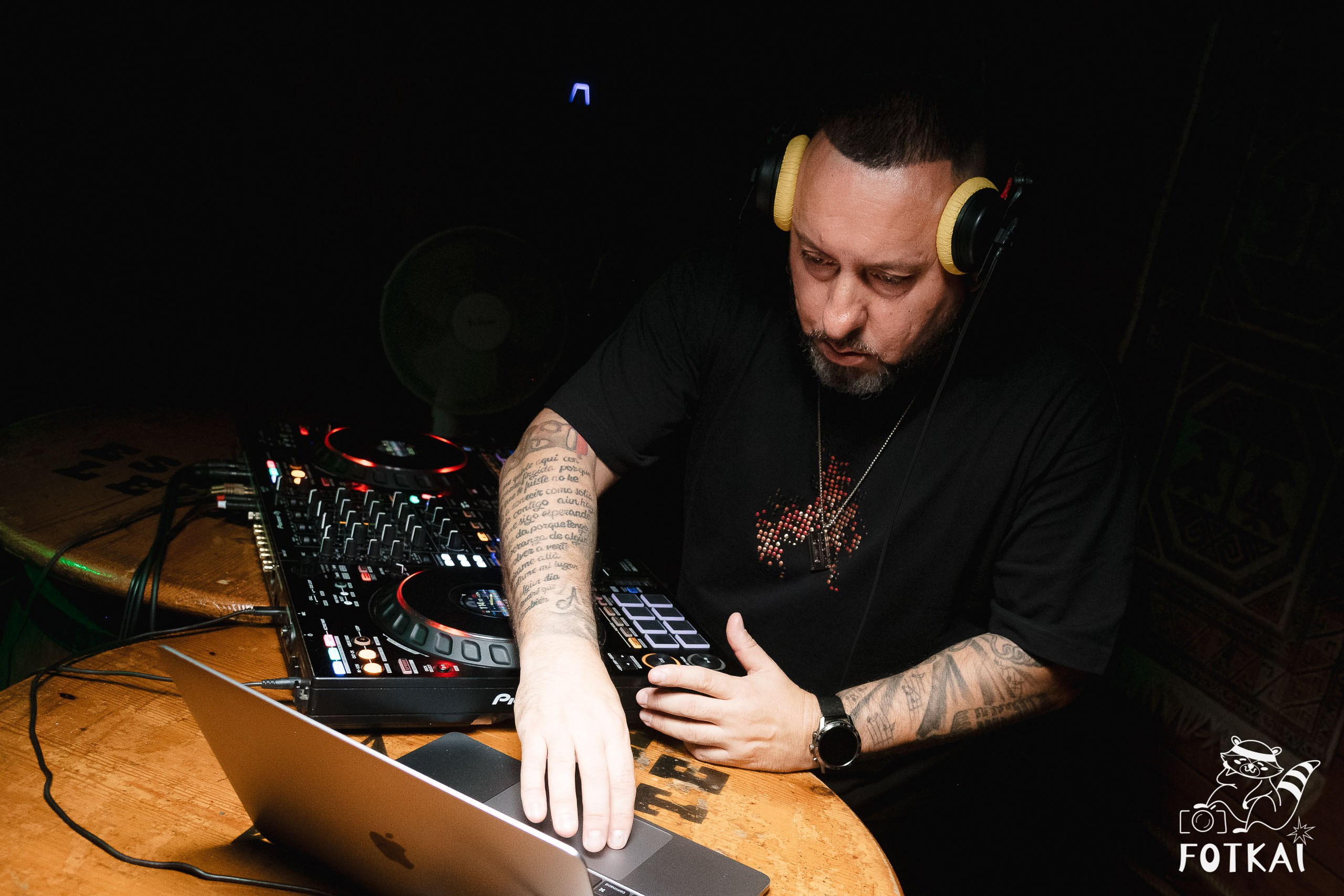 Fiesta Víspera de Festivo en El Paso Rock Bar – Hip Hop Old School | Reportaje fotográfico 08.10.2025 | FOTKAI