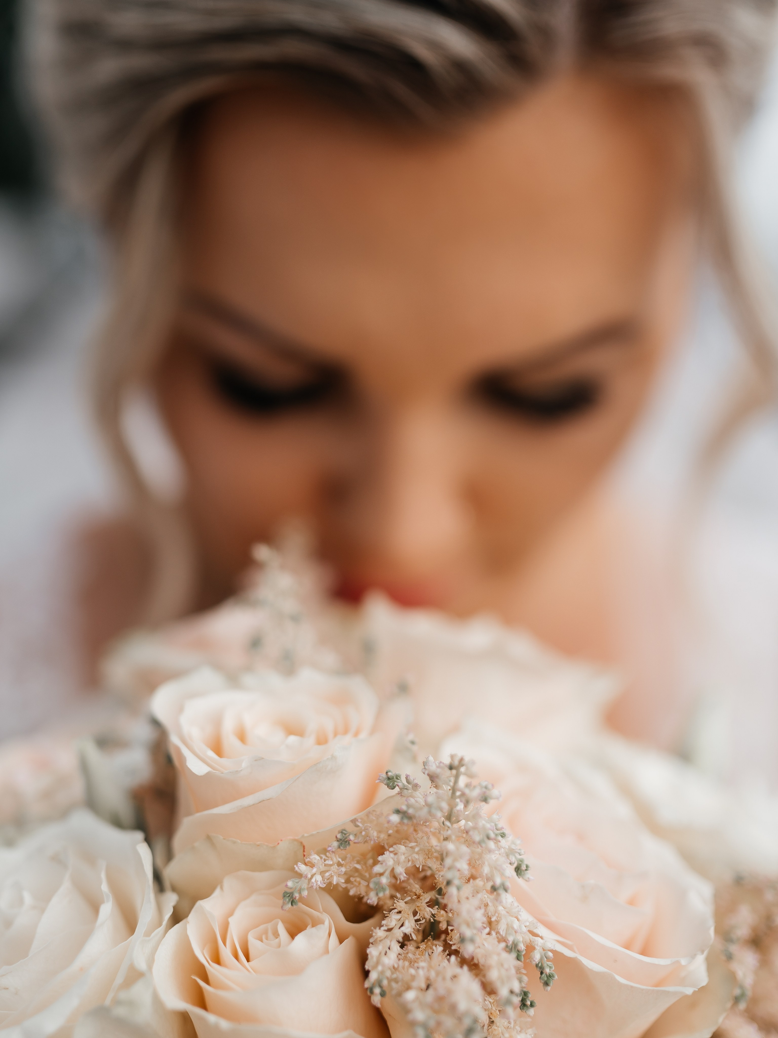 Wunderschöne Braut hält ihren Blumenstrauß fest, umgeben von einer Atmosphäre der Liebe und Freude.