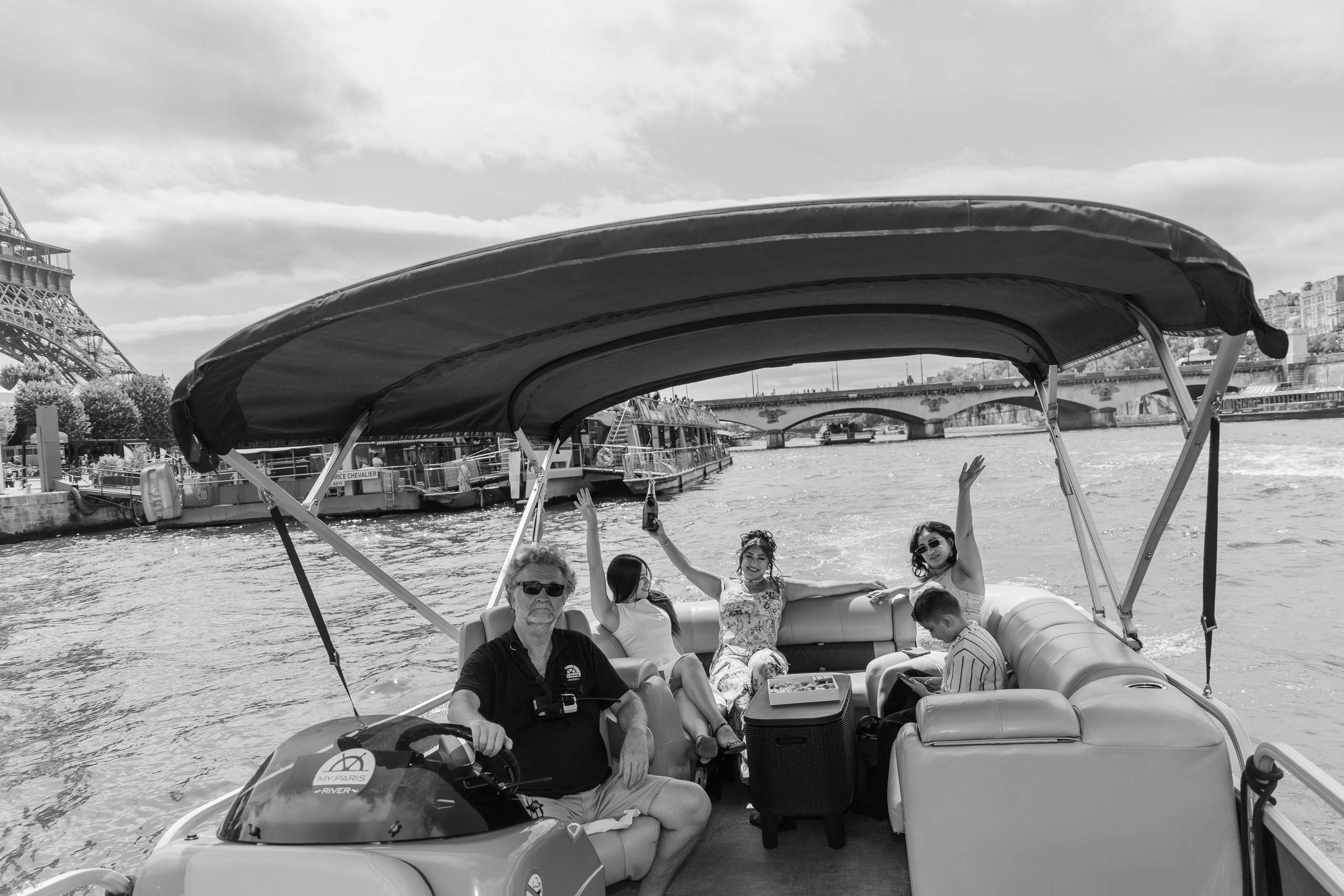 Sail, Sip & Smile: A Private Seine Cruise with Your Personal Photographer & Filmmaker. Photographe à Paris