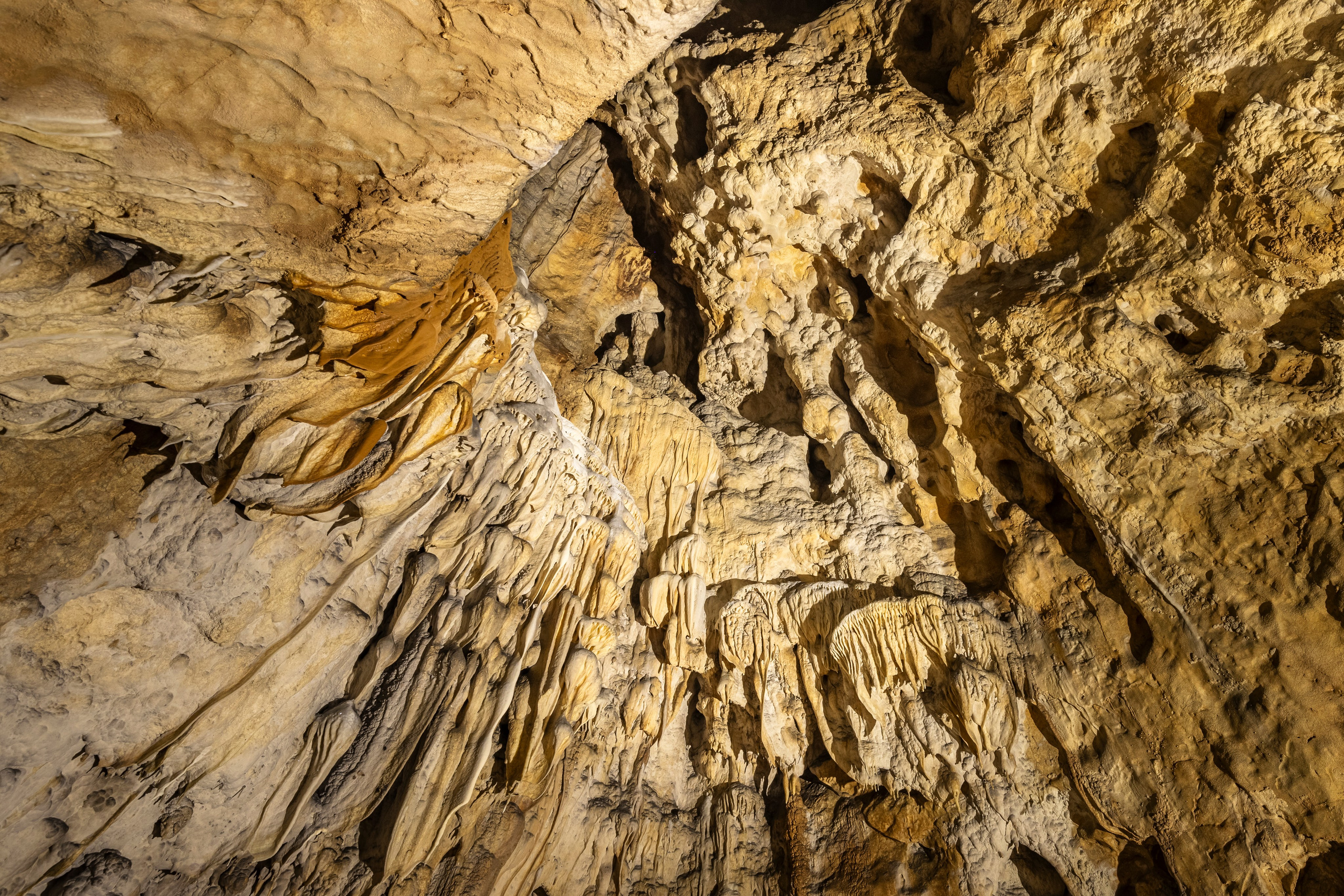 Unutrašnjost Bijambarske pećine – prirodne stijenske formacije i svjetlosni efekti u podzemlju Bosne i Hercegovine.