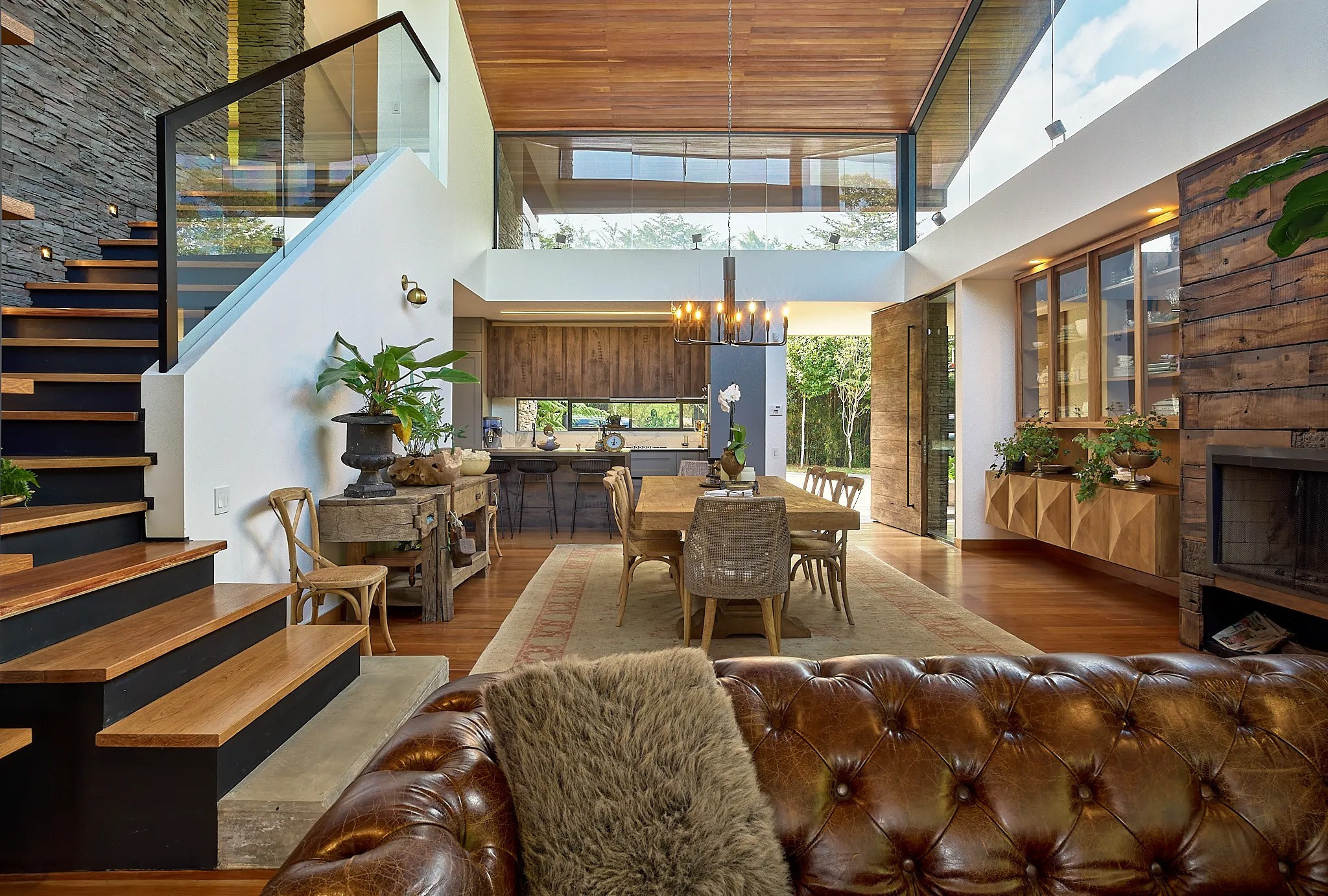 Interioroismo del área social y cocina lujosa casa en Llanogrande, Antioquia, Colombia