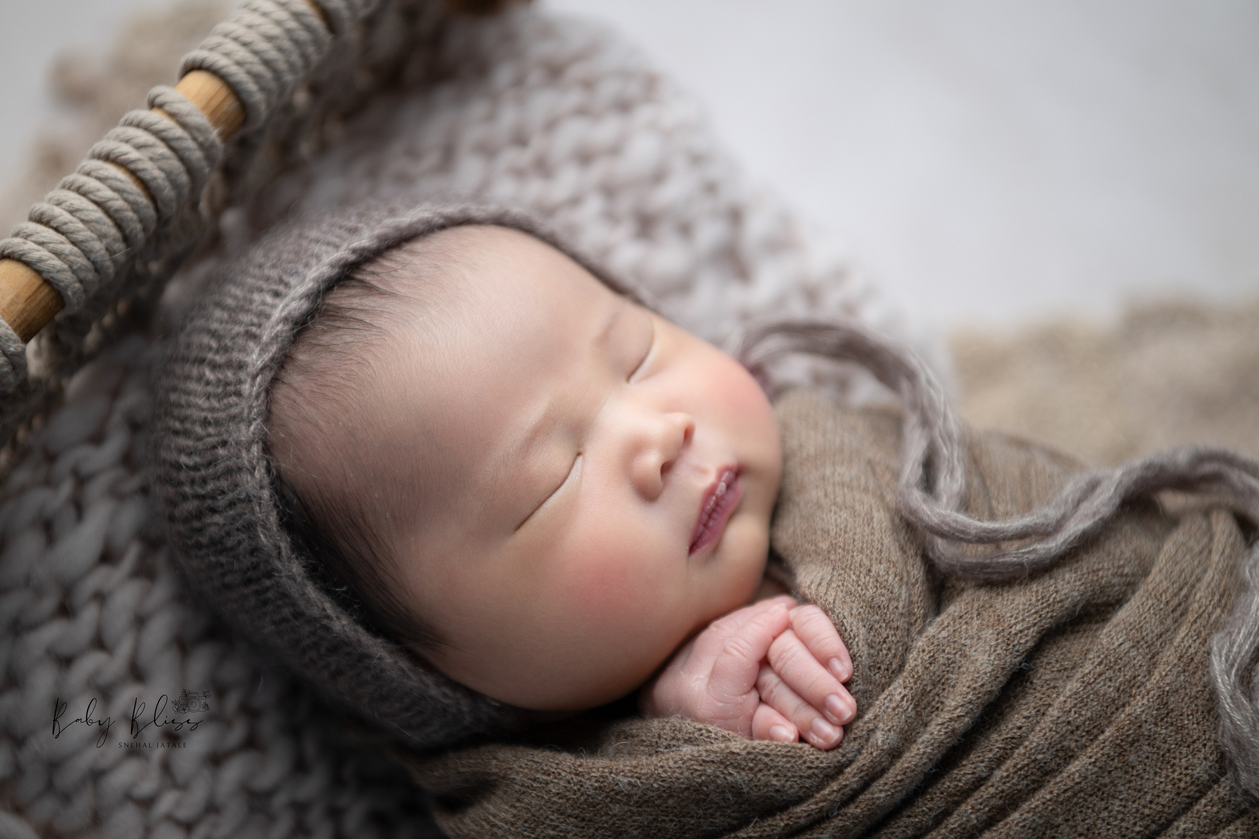 Best newborn photographer in Doha, Qatar. Best infant photoshoot in Doha, Qatar. Newborn photo session in Doha Qatar, baby, sitter, cake smash, pre-birthday, maternity, family photographer in Doha, Qatar