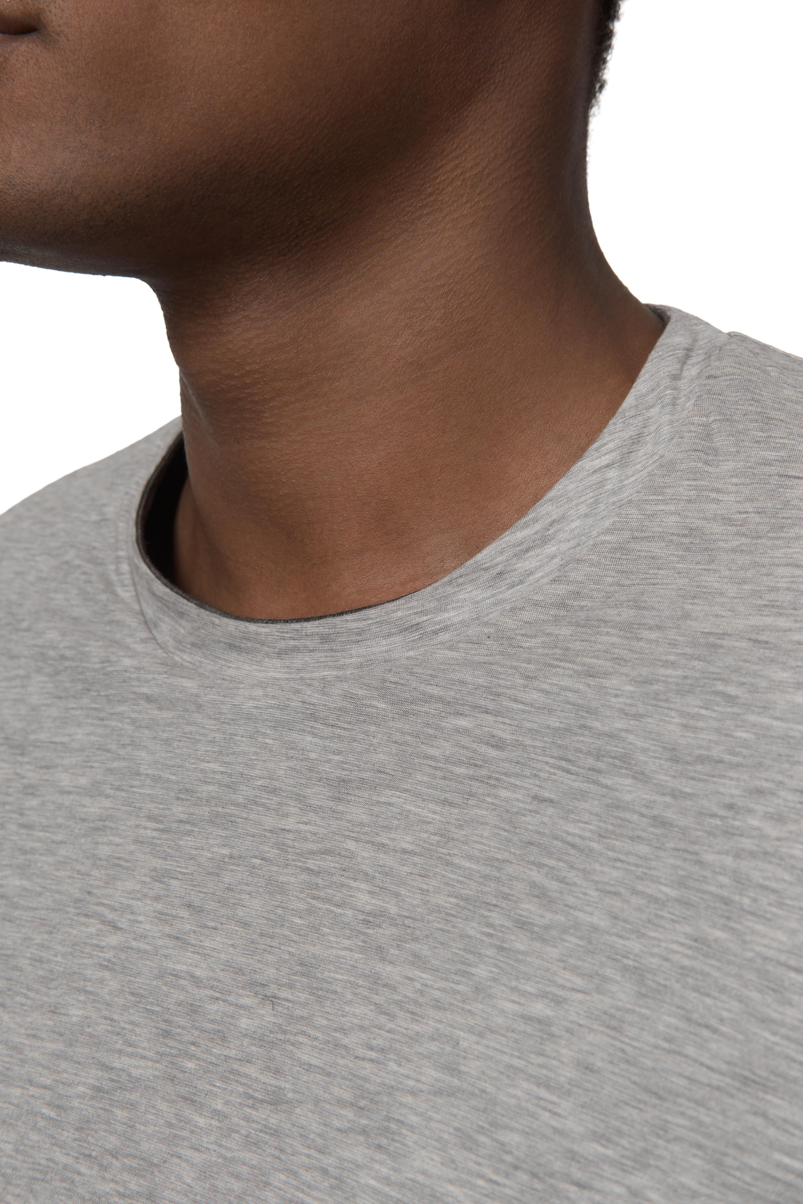 Nahaufnahme – Hals- und Ausschnittpartie eines hellgrauen Pullovers.