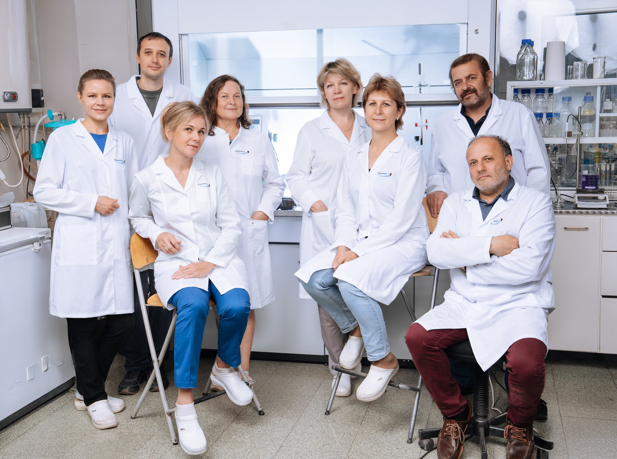 Фотосъёмка персонала химической лаборатории в Москве — портрет команды для сайта и презентаций