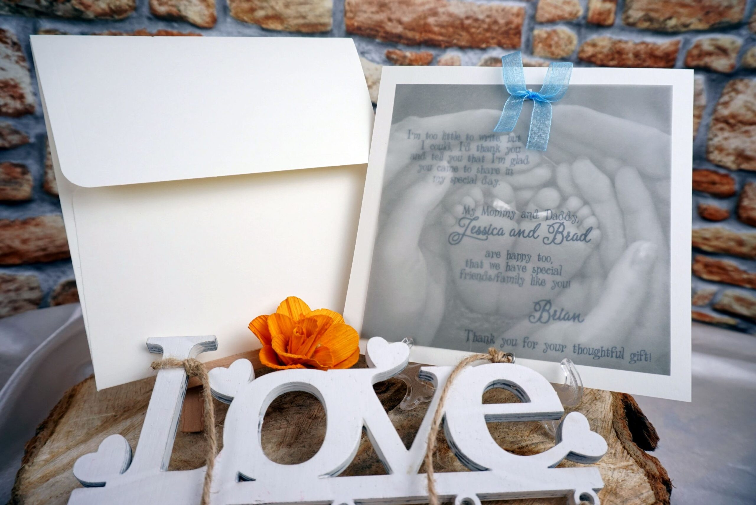 COD- 3606B / 6,20 LEI (Prețul include tipărirea) + 2 LEI TIPĂRIRE PLIC (Opțional) + 3 LEI SIGILIU CEARĂ (Opțional).  DIMENSIUNE 15.5 x 15.5 cm. SUPRAFATA DE TIPARIRE	13 x 13 cm.  Invitatii de nunta confectionate dintr-un material mat crem pe care seataseaza o foaie de calc si se prind cu o fundita roz. Plicul este inclus in pret. Invitatia se personalizeaza cu textul pe care il doriti,corespunzator evenimentului dvs.Descoperă invitațiile perfecte pentru botezul tău! Alege dintr-o varietate de designuri clasice și moderne pentru a anunța ziua specială. #Botez #InvitațiiBotez #InvitațiiPersonalizate. Uvertura Mall Demisol.invitații botez, invitații botez drăgălașe, invitații botez Baby, invitații pastelate botez, invitații cu tematică botez, invitații botez băiat, invitații botez fată, invitații botez personalizate, invitații botez moderne, modele invitații botez originale.invitații digitale, invitații online nuntă, invitații digitale personalizate, invitații electronice, invitații moderne nuntă, invitații de nuntă PDF, invitații WhatsApp nuntă, invitații de nuntă fără print, invitații nuntă economice, invitații digitale elegante.Invitații Elegante și Refined: Catalogul Ellite | Nunta, Petreceri, Evenimente Corporate.- invitații nuntă  - modele invitații nuntă  - invitații nuntă 2025  - invitații de nuntă elegante  - invitații de nuntă personalizate  - invitații nuntă online  - invitații nuntă handmade  - catalog invitații nuntă  - invitații originale nuntă  - invitații de nuntă moderne  - invitații nuntă vintage  - invitații nuntă rustice  - invitații nuntă clasice  - design invitații nuntă  - invitații de nuntă cu tematică.- invitații nuntă florale  - invitații nuntă boho  - invitații nuntă aurii  - invitații nuntă minimaliste  - invitații nuntă cu sigiliu  - invitații nuntă cu acuarelă  - invitații nuntă cu fotografie  - invitații nuntă cu inițiale  - invitații nuntă elegante alb-negru  - invitații nuntă cu hârtie texturată  - invitații nuntă cu decupaj laser  - invitații nuntă cu flori uscate. - print invitații nuntă  - invitații nuntă personalizate cu numele mirilor  - invitații nuntă cu plic inclus  - invitații nuntă cu cartolină dublă  - invitații nuntă calitate premium  - invitații nuntă ieftine  - invitații nuntă rapide.- invitații nuntă România  - invitații nuntă București / Botoșani . Iași suceava- invitații nuntă cu livrare în țară  - invitații nuntă online România.- „Invitație de nuntă elegantă cu design floral și plic crem”  - „Model de invitație de nuntă vintage cu sigiliu de ceară”  - „Set complet invitații de nuntă personalizate cu inițialele mirilor”  - „Invitație de nuntă modernă cu design minimalist și text negru pe fundal alb”  - „Invitație de nuntă rustică pe hârtie kraft cu șnur de iută”  - „Invitație de nuntă cu decupaj laser și detalii aurii” - „Invitație de nuntă în stil boho cu imprimeu floral colorat”  - „Invitație romantică de nuntă cu flori uscate și panglică din satin”  - „Invitație de nuntă clasică cu monogramă și font caligrafic”  - „Invitație de nuntă în stil glamour cu folie aurie și text embosat”- „Model de invitație de nuntă 2025 cu design elegant și font modern”  - „Cele mai noi invitații de nuntă 2025 – stil floral, sofisticat”nvitații digitale, invitații online nuntă, invitații digitale personalizate, invitații electronice, invitații moderne nuntă, invitații de nuntă PDF, invitații WhatsApp nuntă, invitații de nuntă fără print, invitații nuntă economice, invitații digitale elegante